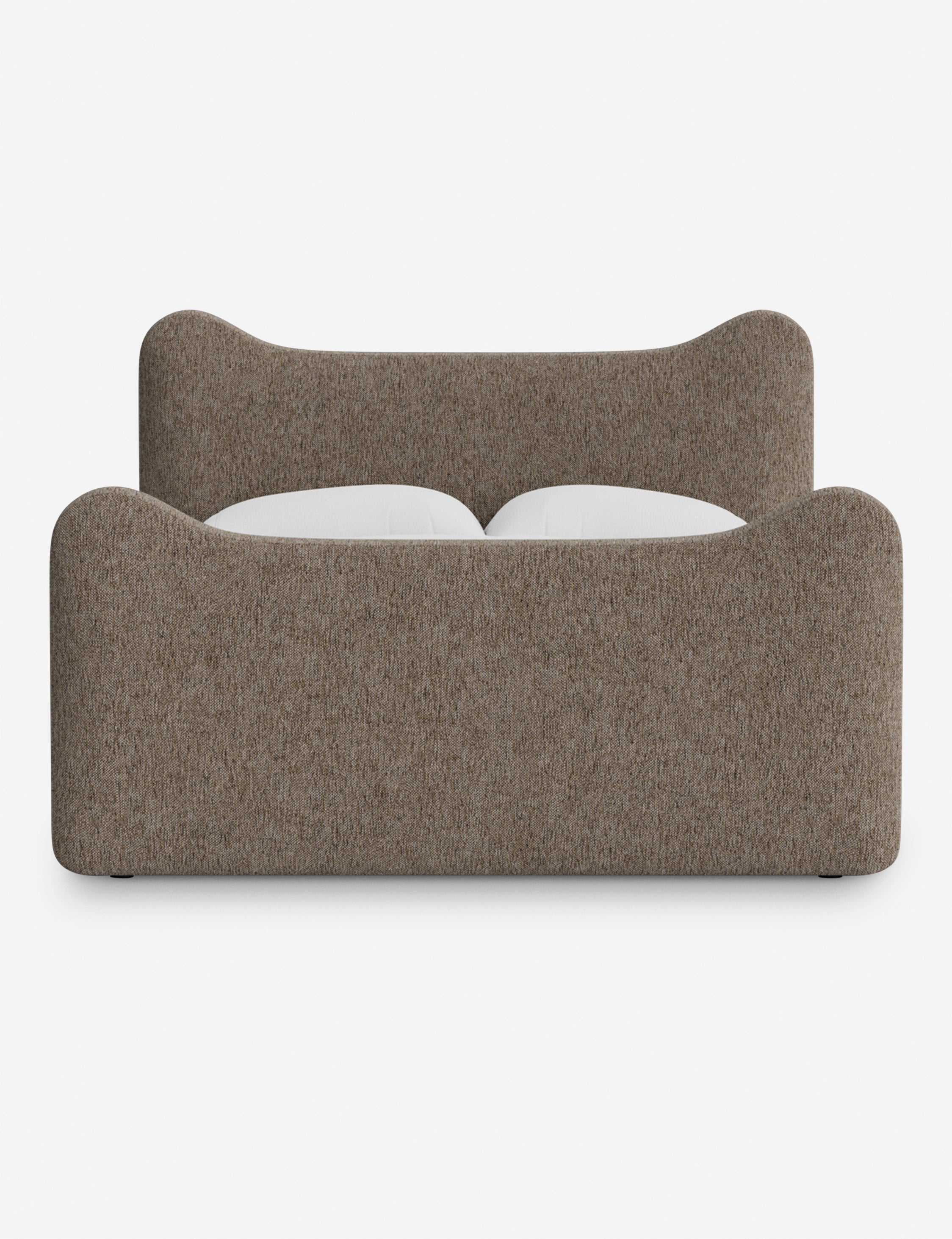 Lit plateforme - Dans le lit Briar, des lignes douces forment une silhouette raffinée à double couronne pour créer une profondeur sculpturale avec une touche de fantaisie