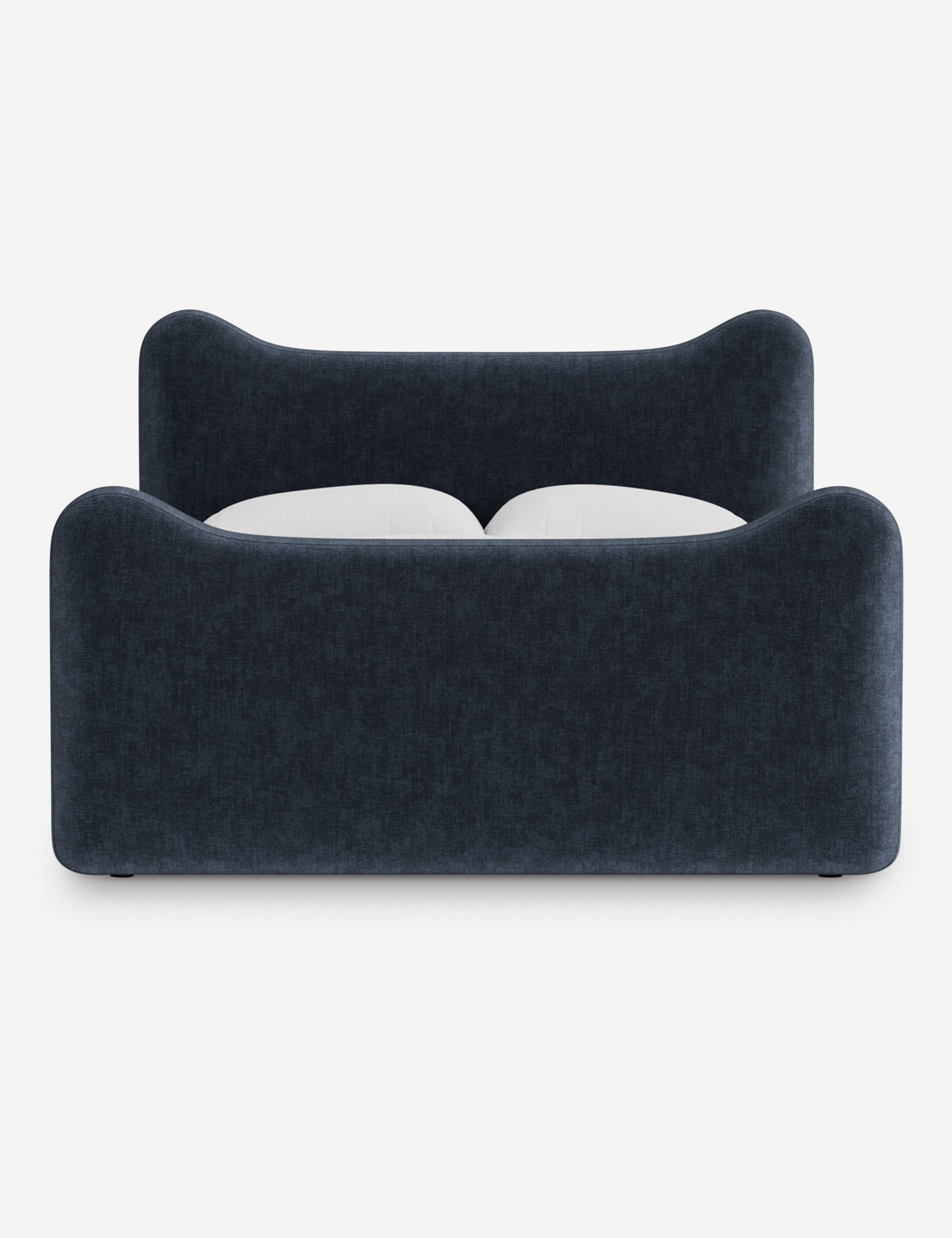 Lit plateforme - Dans le lit Briar, des lignes douces forment une silhouette raffinée à double couronne pour créer une profondeur sculpturale avec une touche de fantaisie
