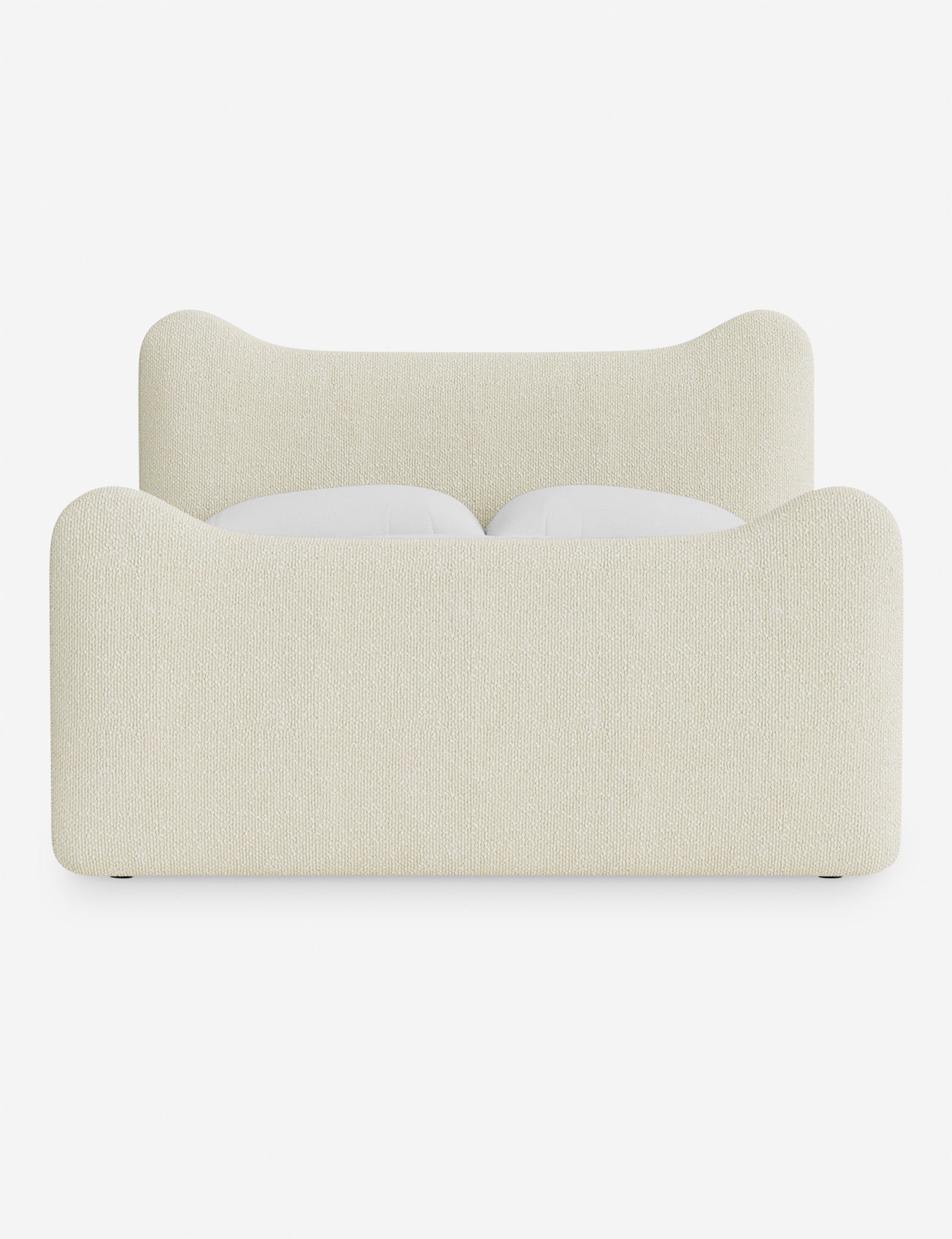 Lit plateforme - Dans le lit Briar, des lignes douces forment une silhouette raffinée à double couronne pour créer une profondeur sculpturale avec une touche de fantaisie