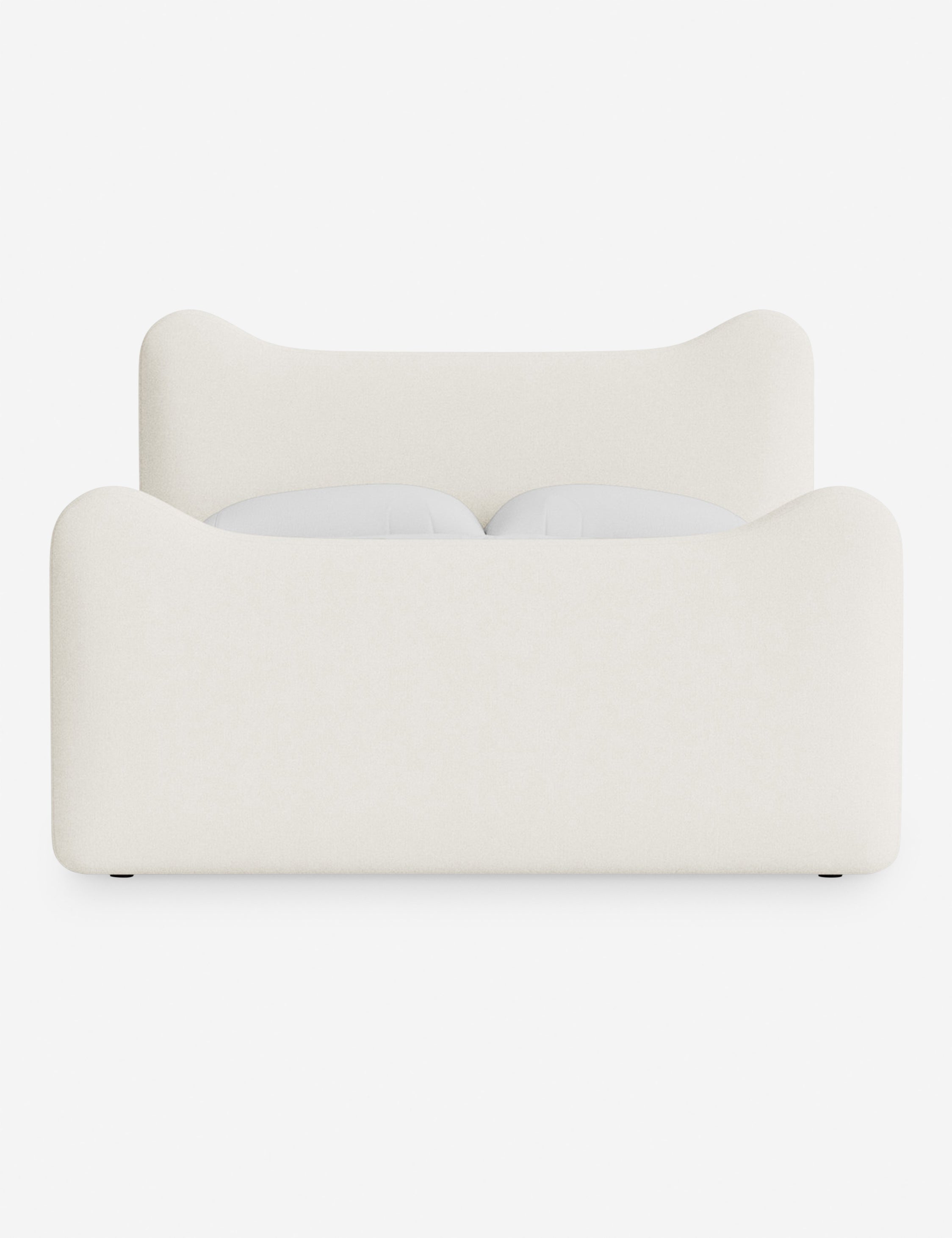 Lit plateforme - Dans le lit Briar, des lignes douces forment une silhouette raffinée à double couronne pour créer une profondeur sculpturale avec une touche de fantaisie