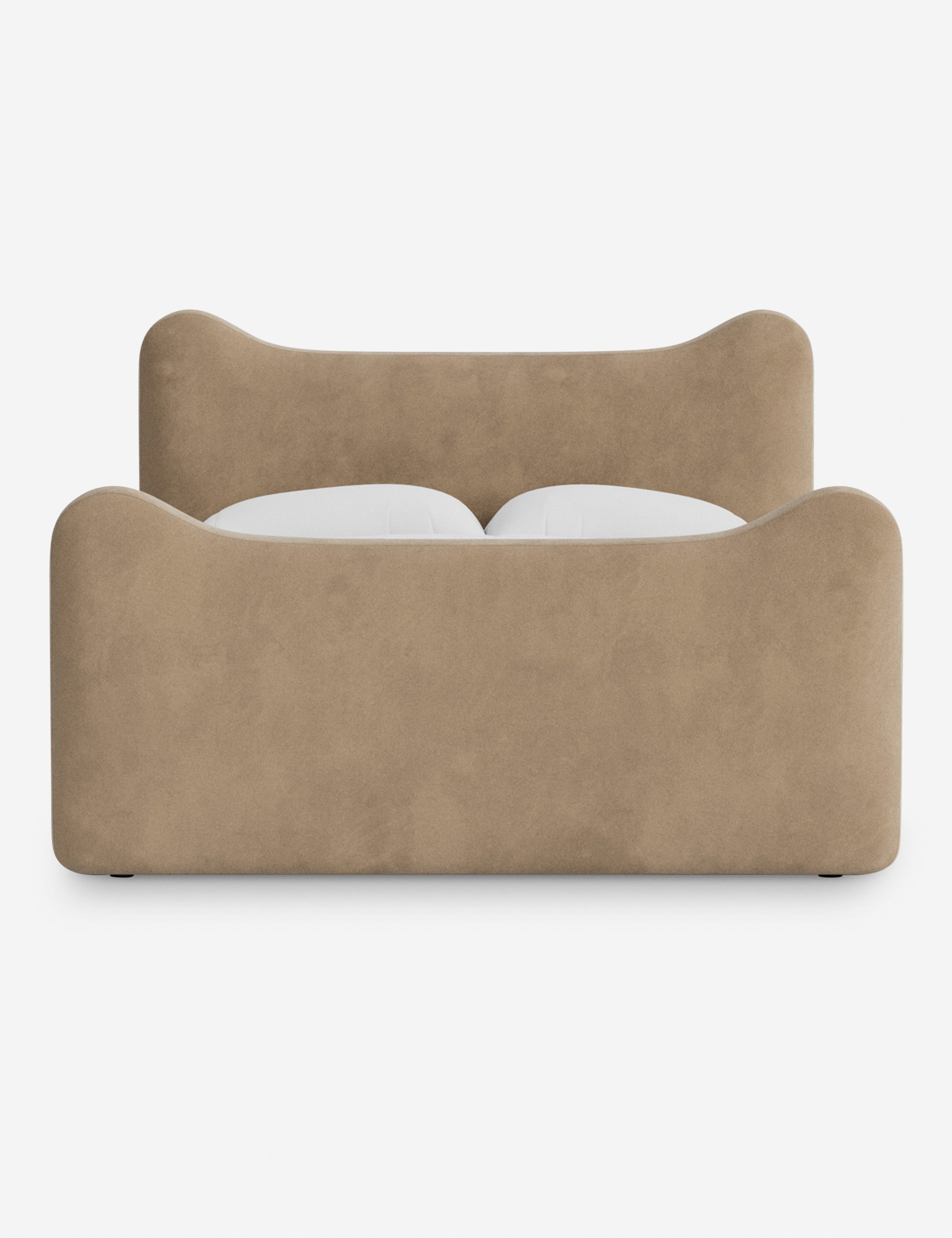 Lit plateforme - Dans le lit Briar, des lignes douces forment une silhouette raffinée à double couronne pour créer une profondeur sculpturale avec une touche de fantaisie