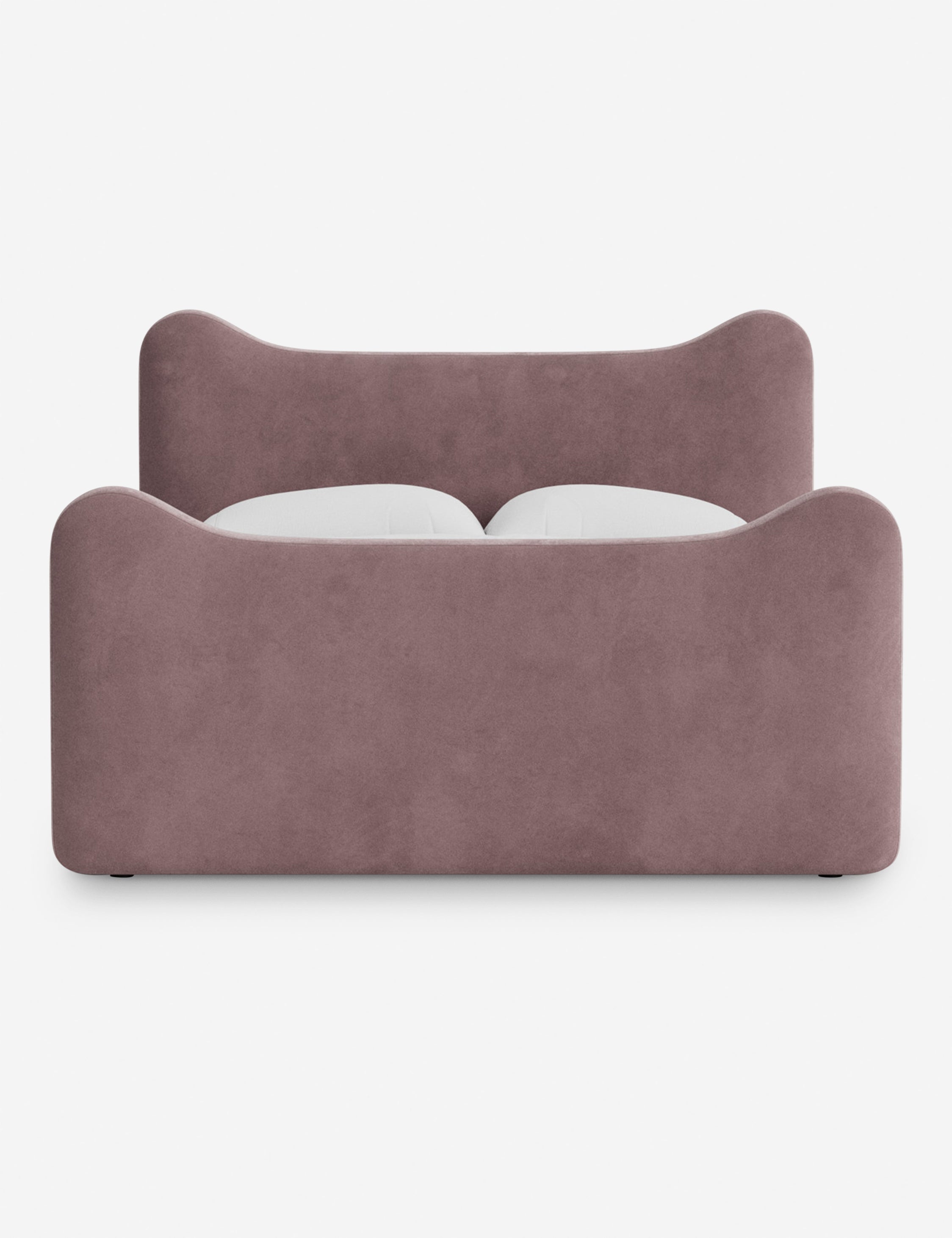 Lit plateforme - Dans le lit Briar, des lignes douces forment une silhouette raffinée à double couronne pour créer une profondeur sculpturale avec une touche de fantaisie