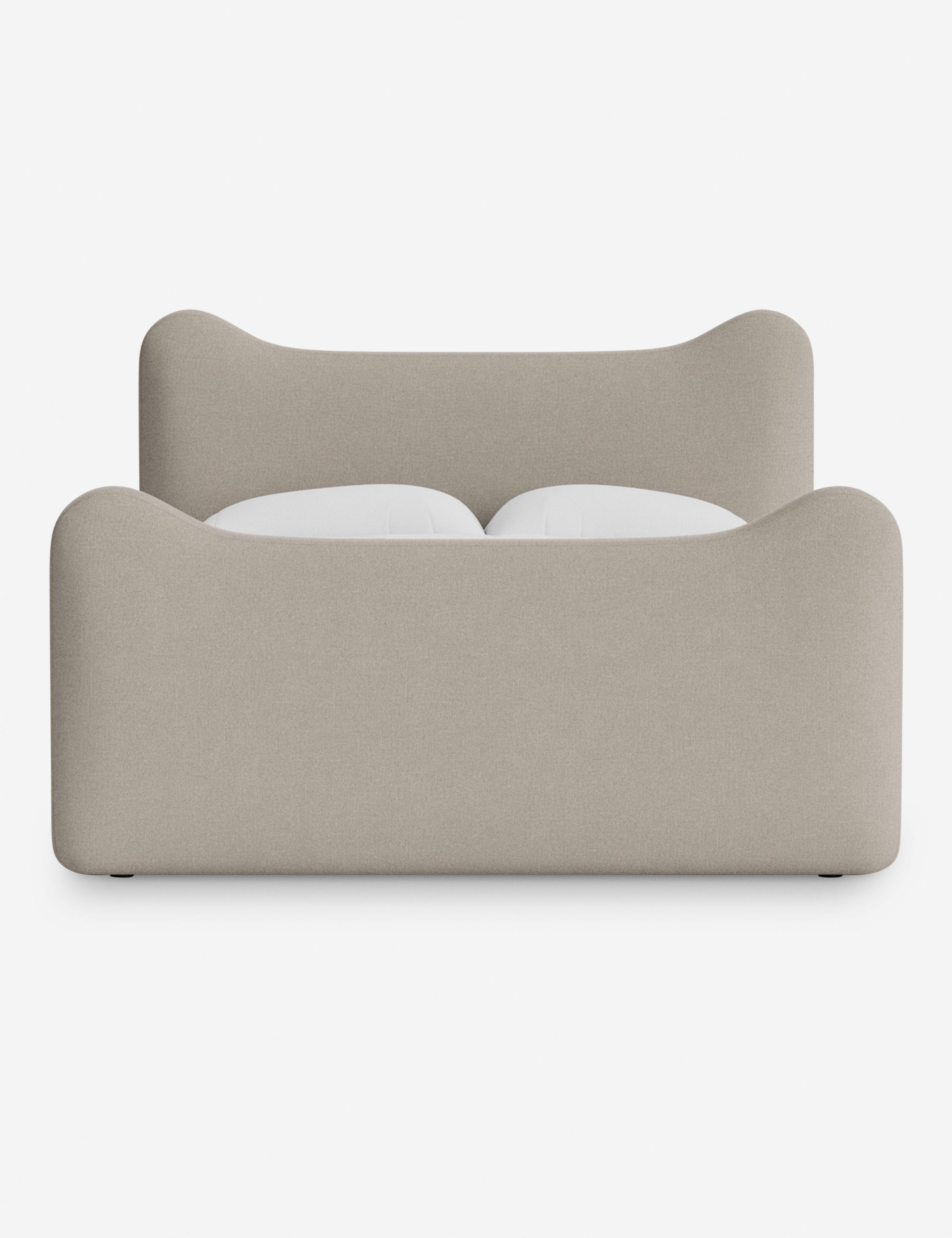 Lit plateforme - Dans le lit Briar, des lignes douces forment une silhouette raffinée à double couronne pour créer une profondeur sculpturale avec une touche de fantaisie