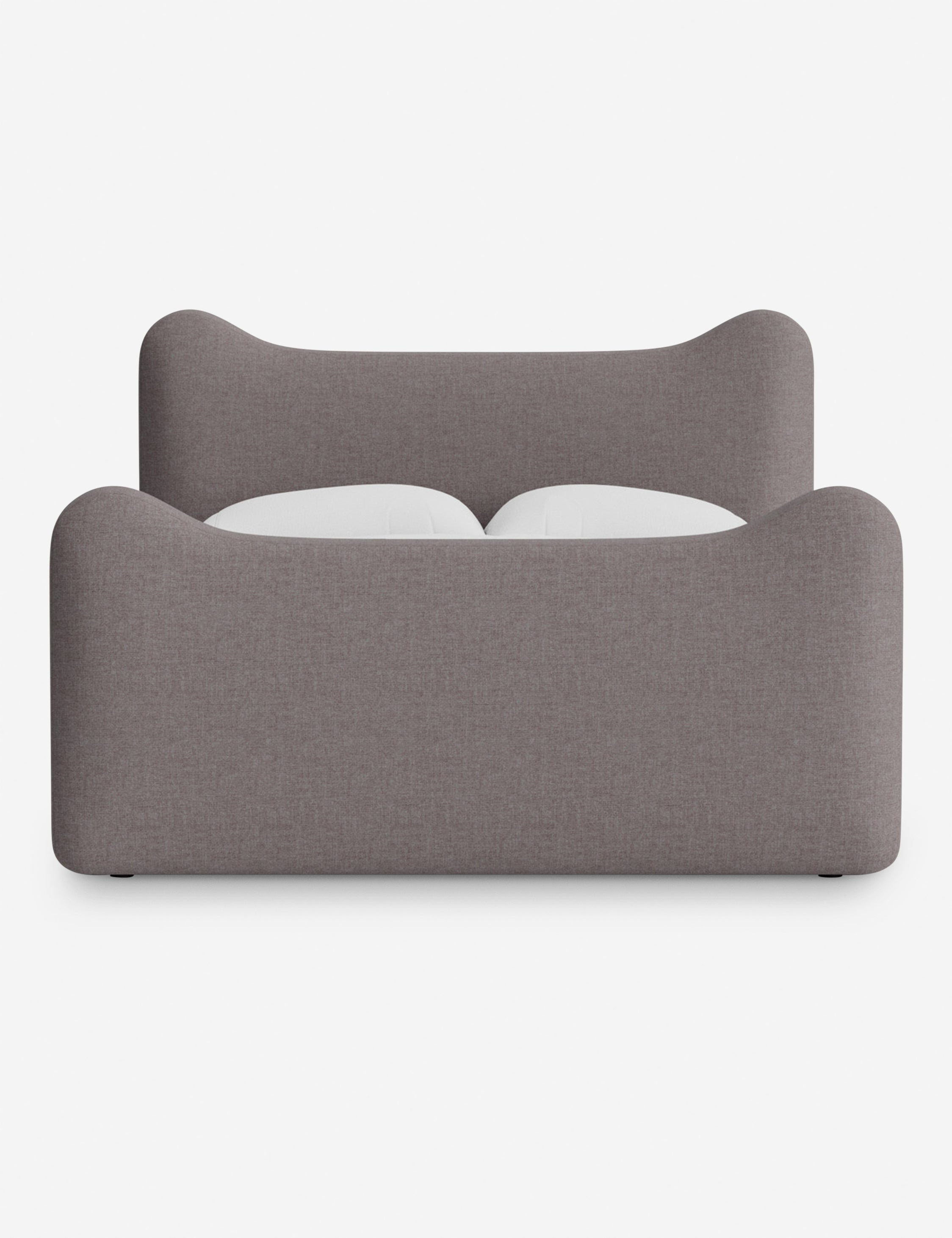 Lit plateforme - Dans le lit Briar, des lignes douces forment une silhouette raffinée à double couronne pour créer une profondeur sculpturale avec une touche de fantaisie