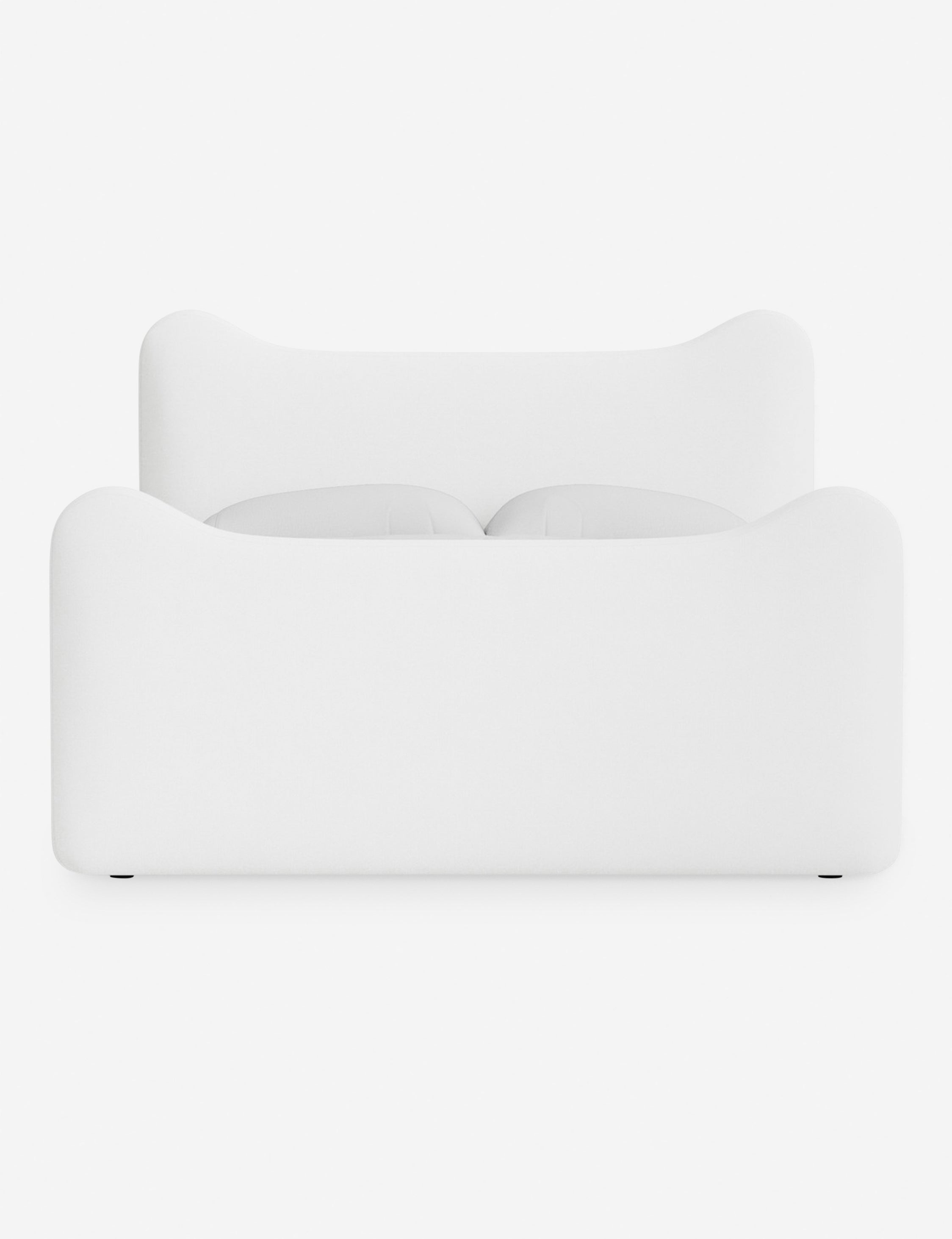 Lit plateforme - Dans le lit Briar, des lignes douces forment une silhouette raffinée à double couronne pour créer une profondeur sculpturale avec une touche de fantaisie