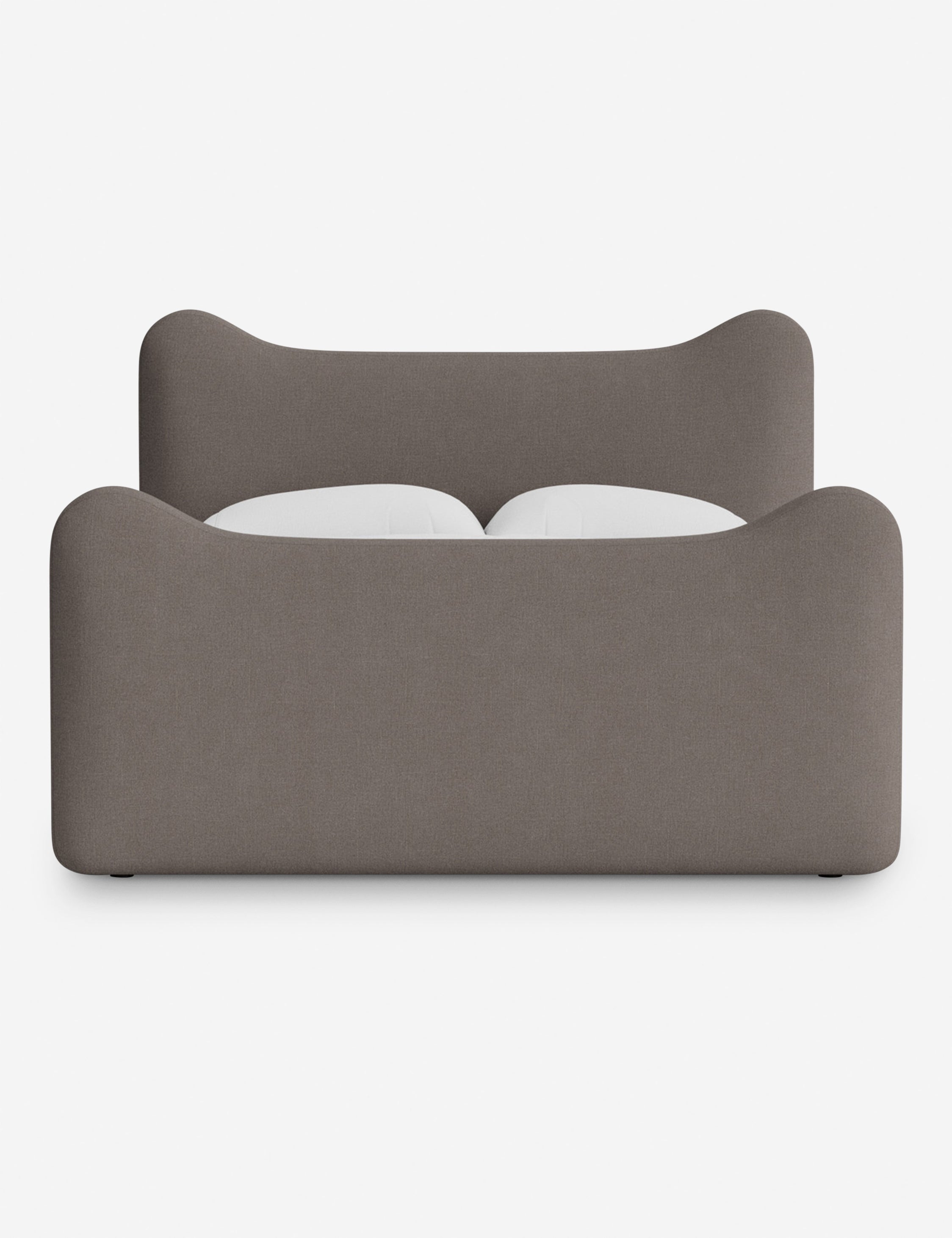 Lit plateforme - Dans le lit Briar, des lignes douces forment une silhouette raffinée à double couronne pour créer une profondeur sculpturale avec une touche de fantaisie