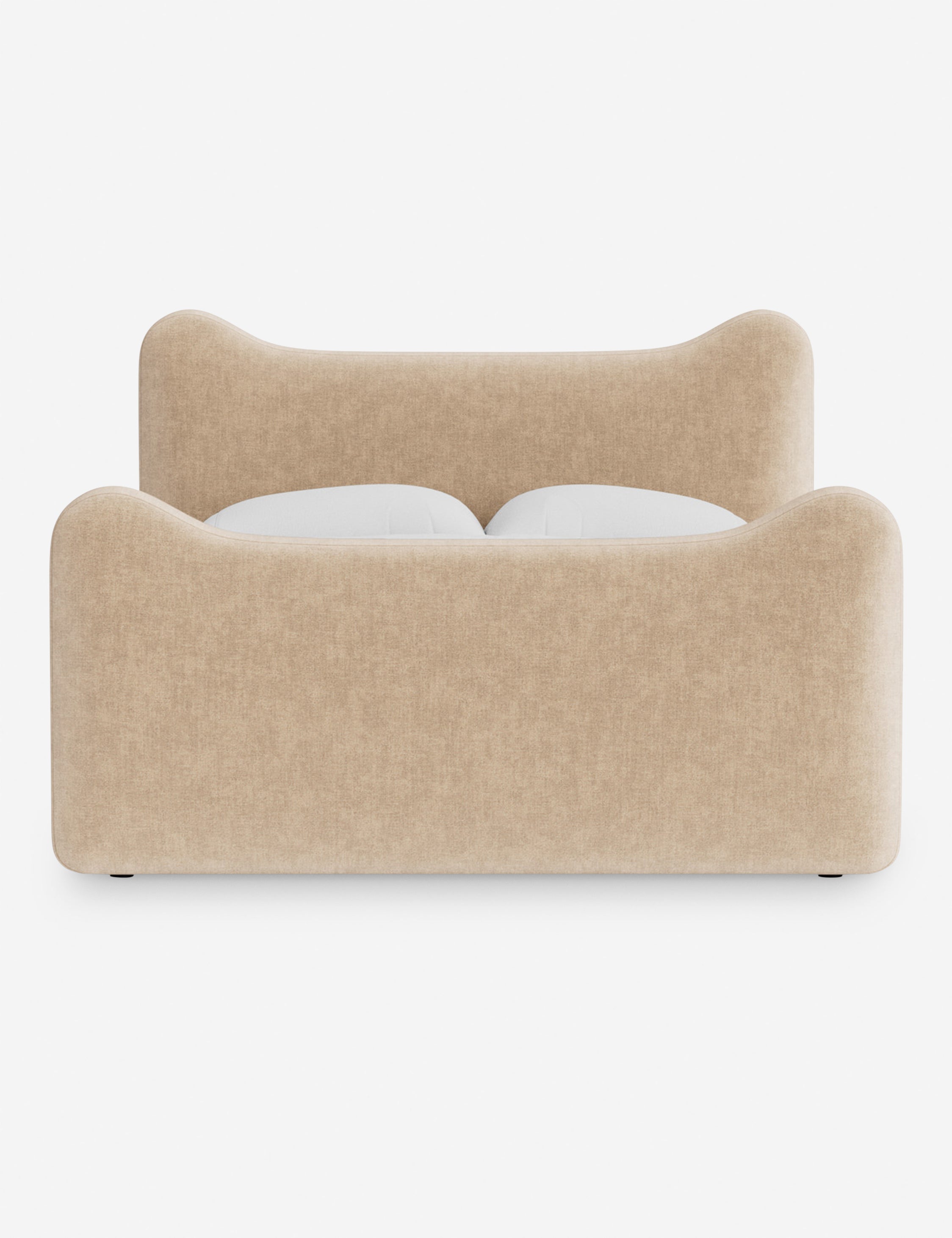 Lit plateforme - Dans le lit Briar, des lignes douces forment une silhouette raffinée à double couronne pour créer une profondeur sculpturale avec une touche de fantaisie