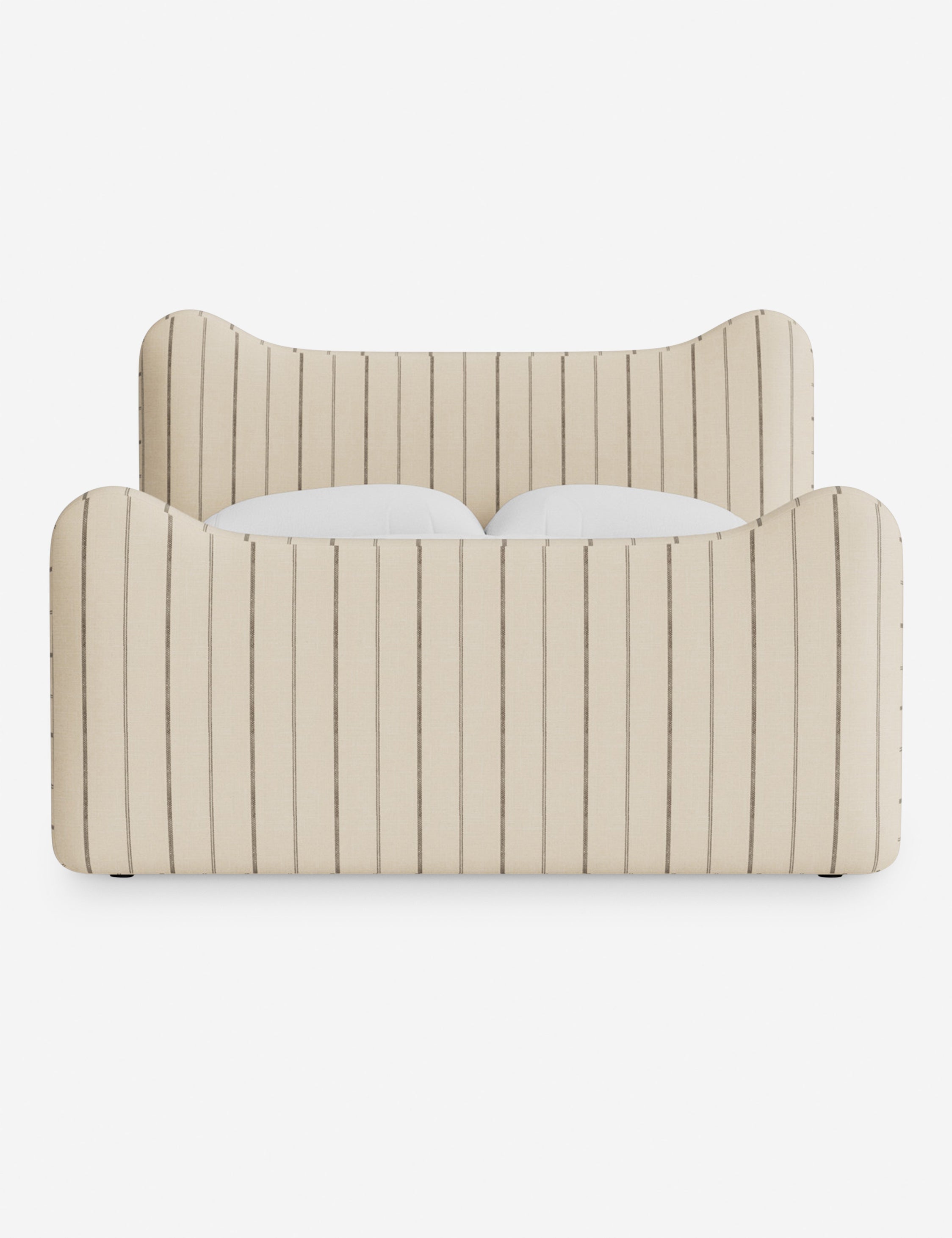 Lit plateforme - Dans le lit Briar, des lignes douces forment une silhouette raffinée à double couronne pour créer une profondeur sculpturale avec une touche de fantaisie