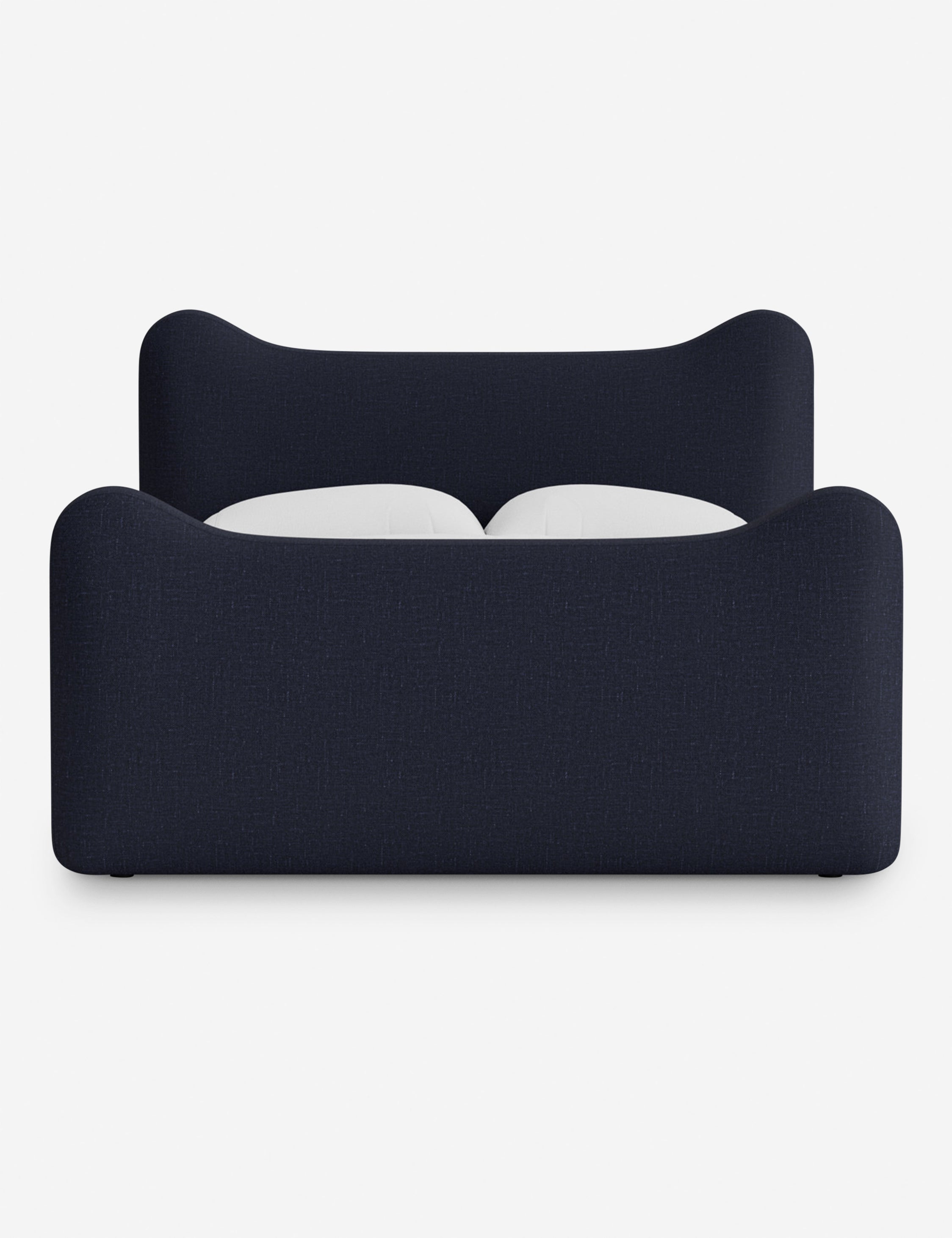 Lit plateforme - Dans le lit Briar, des lignes douces forment une silhouette raffinée à double couronne pour créer une profondeur sculpturale avec une touche de fantaisie