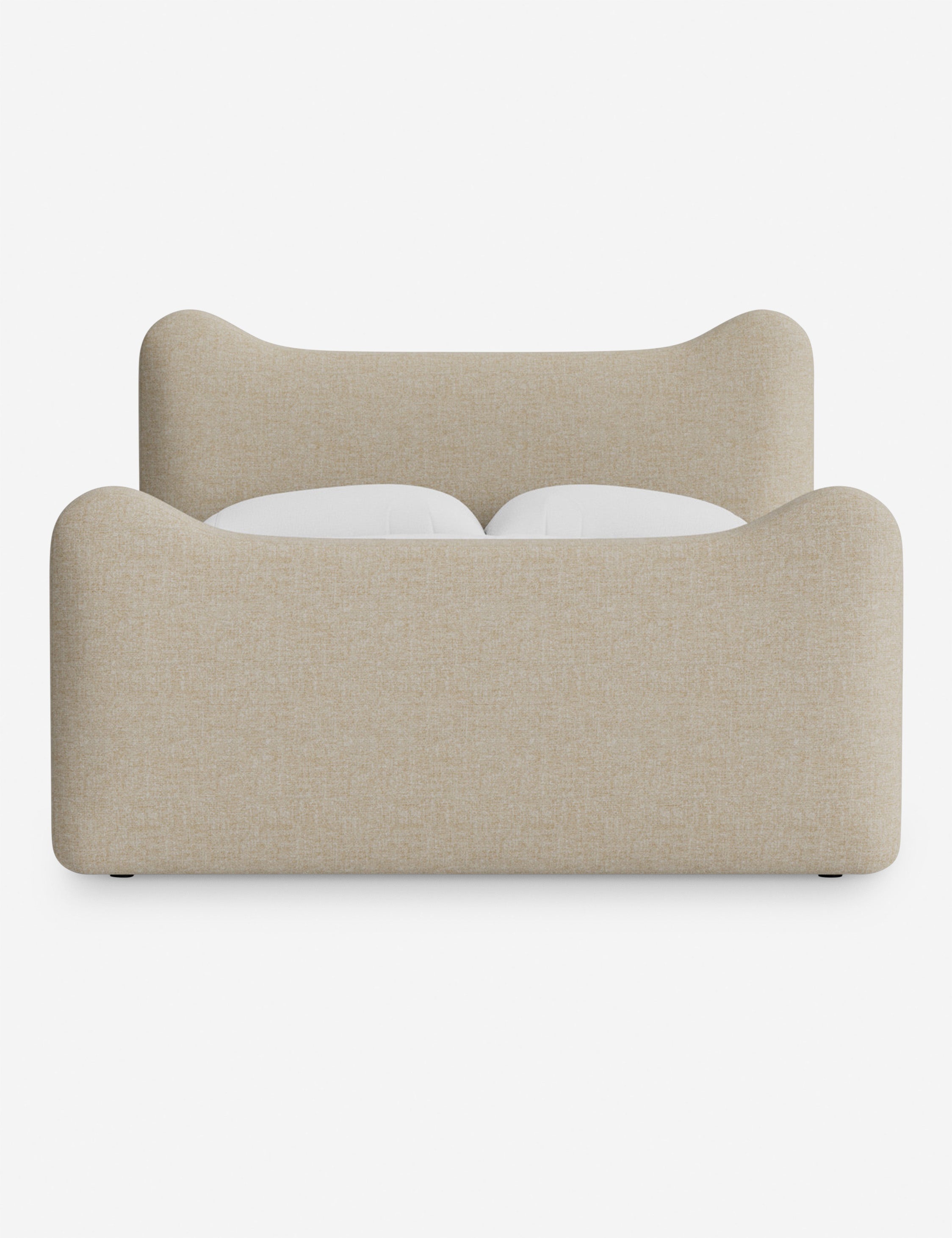 Lit plateforme - Dans le lit Briar, des lignes douces forment une silhouette raffinée à double couronne pour créer une profondeur sculpturale avec une touche de fantaisie