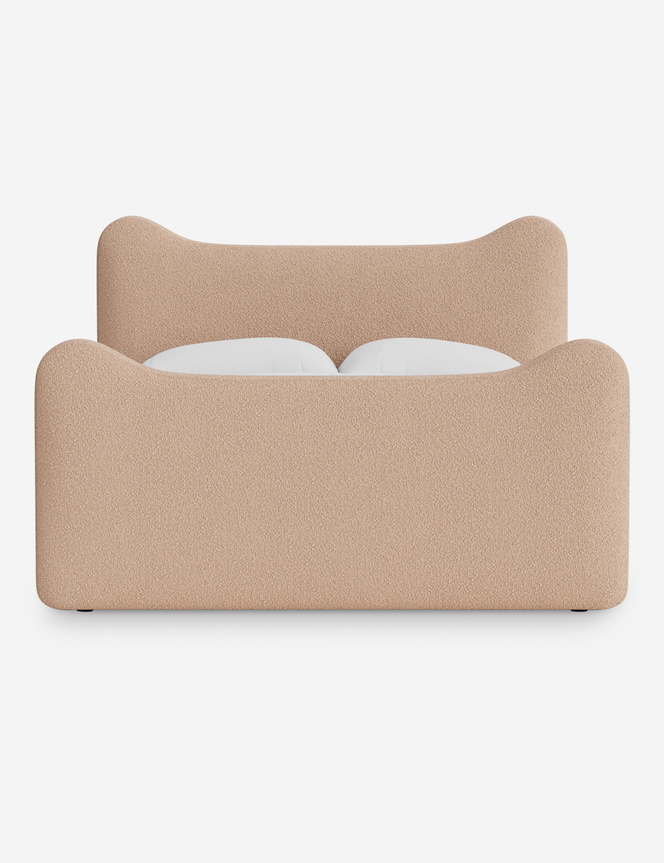 Lit plateforme - Dans le lit Briar, des lignes douces forment une silhouette raffinée à double couronne pour créer une profondeur sculpturale avec une touche de fantaisie