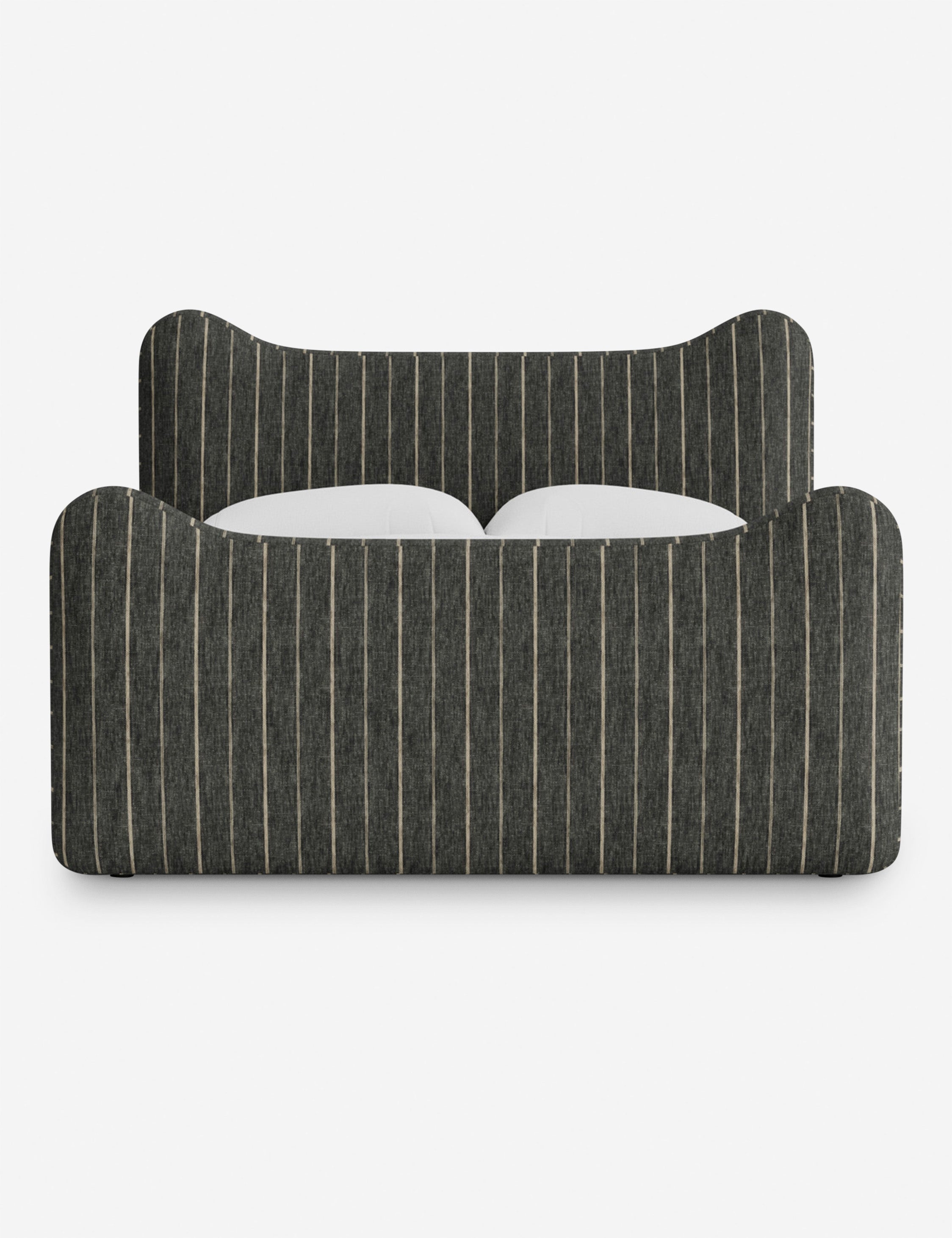 Lit plateforme - Dans le lit Briar, des lignes douces forment une silhouette raffinée à double couronne pour créer une profondeur sculpturale avec une touche de fantaisie
