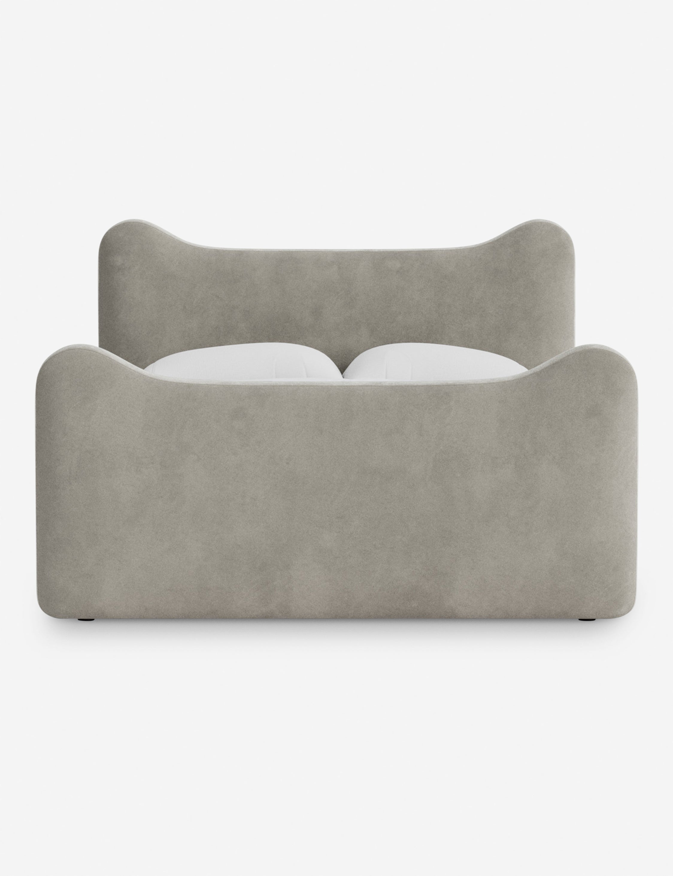 Lit plateforme - Dans le lit Briar, des lignes douces forment une silhouette raffinée à double couronne pour créer une profondeur sculpturale avec une touche de fantaisie