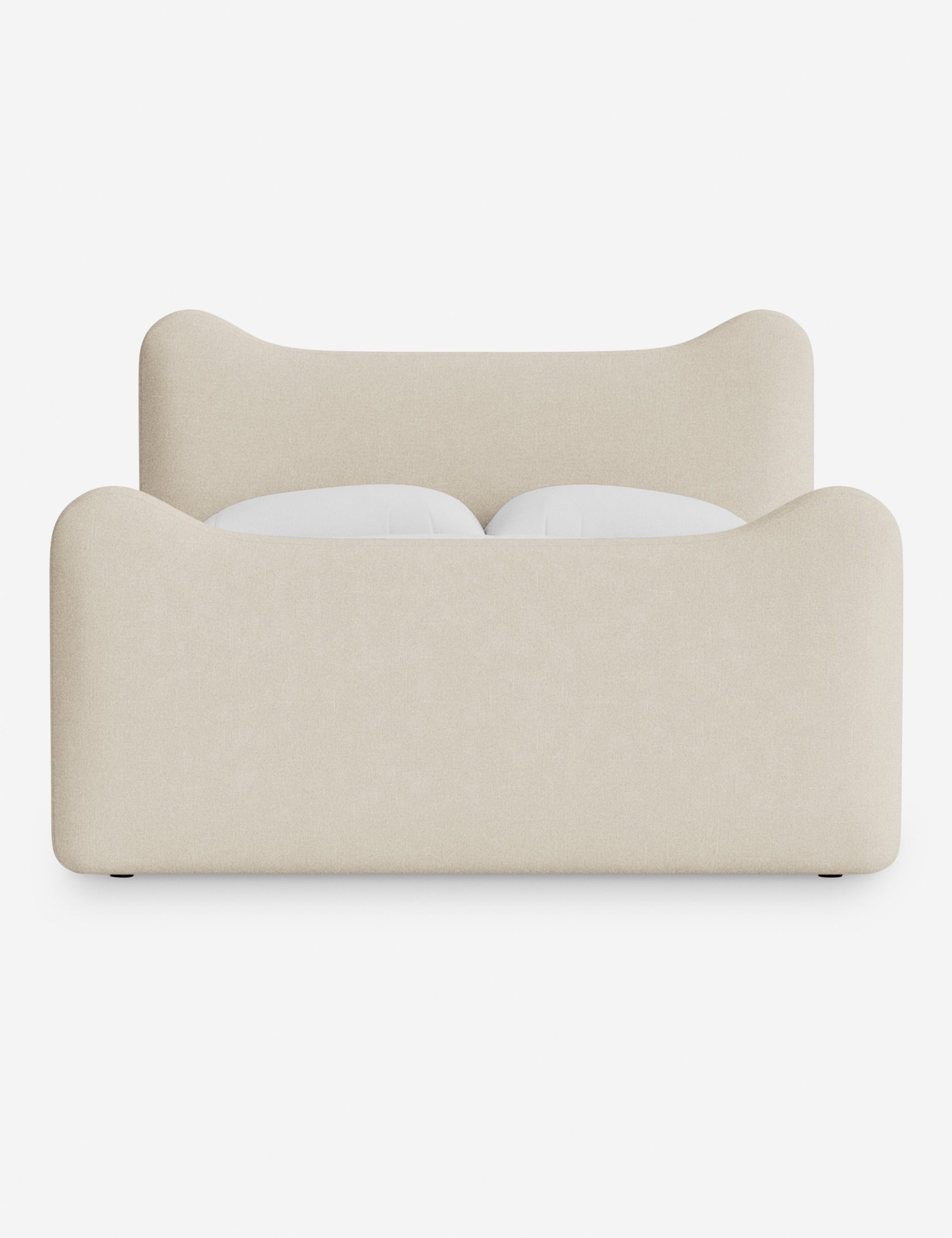 Lit plateforme - Dans le lit Briar, des lignes douces forment une silhouette raffinée à double couronne pour créer une profondeur sculpturale avec une touche de fantaisie
