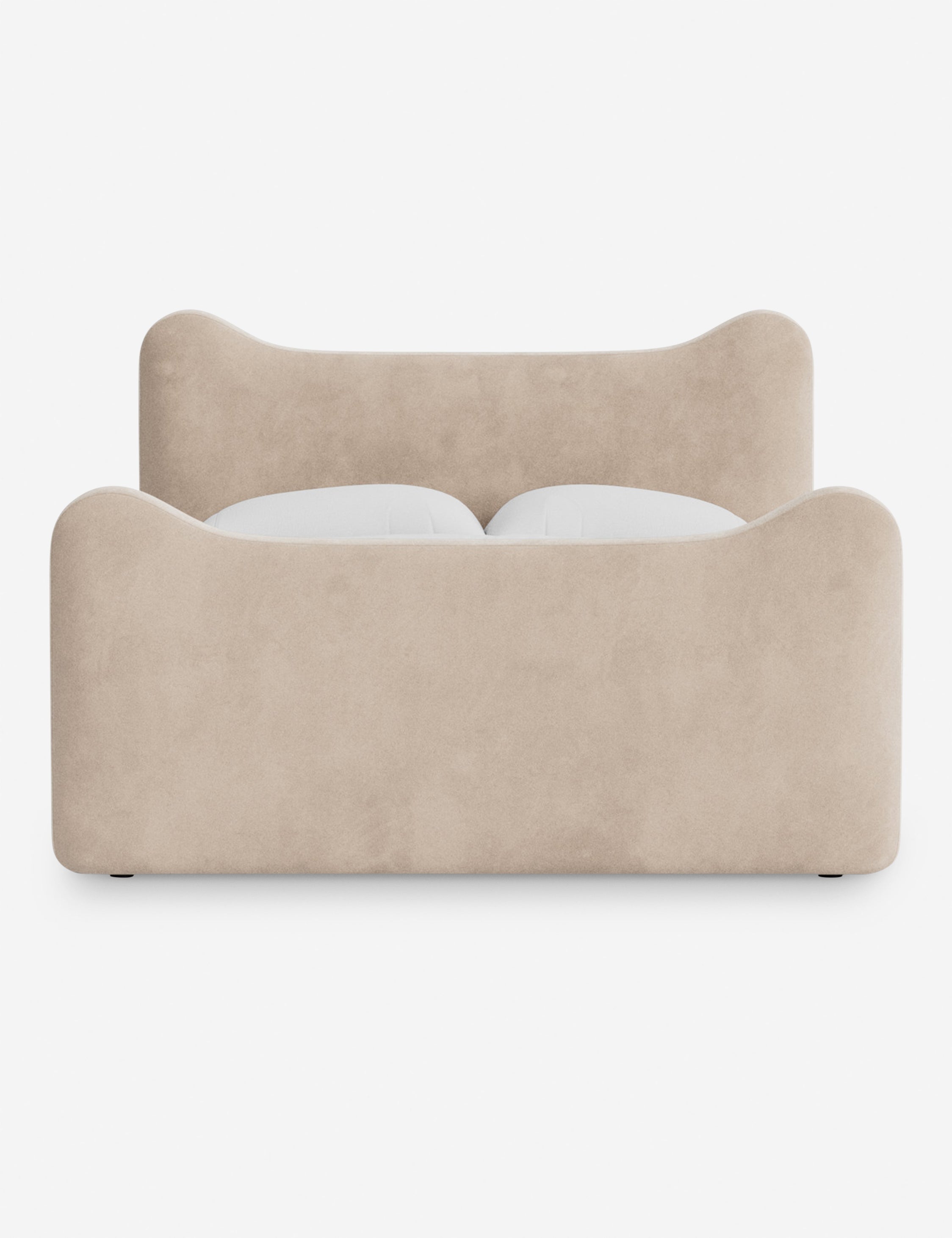 Lit plateforme - Dans le lit Briar, des lignes douces forment une silhouette raffinée à double couronne pour créer une profondeur sculpturale avec une touche de fantaisie