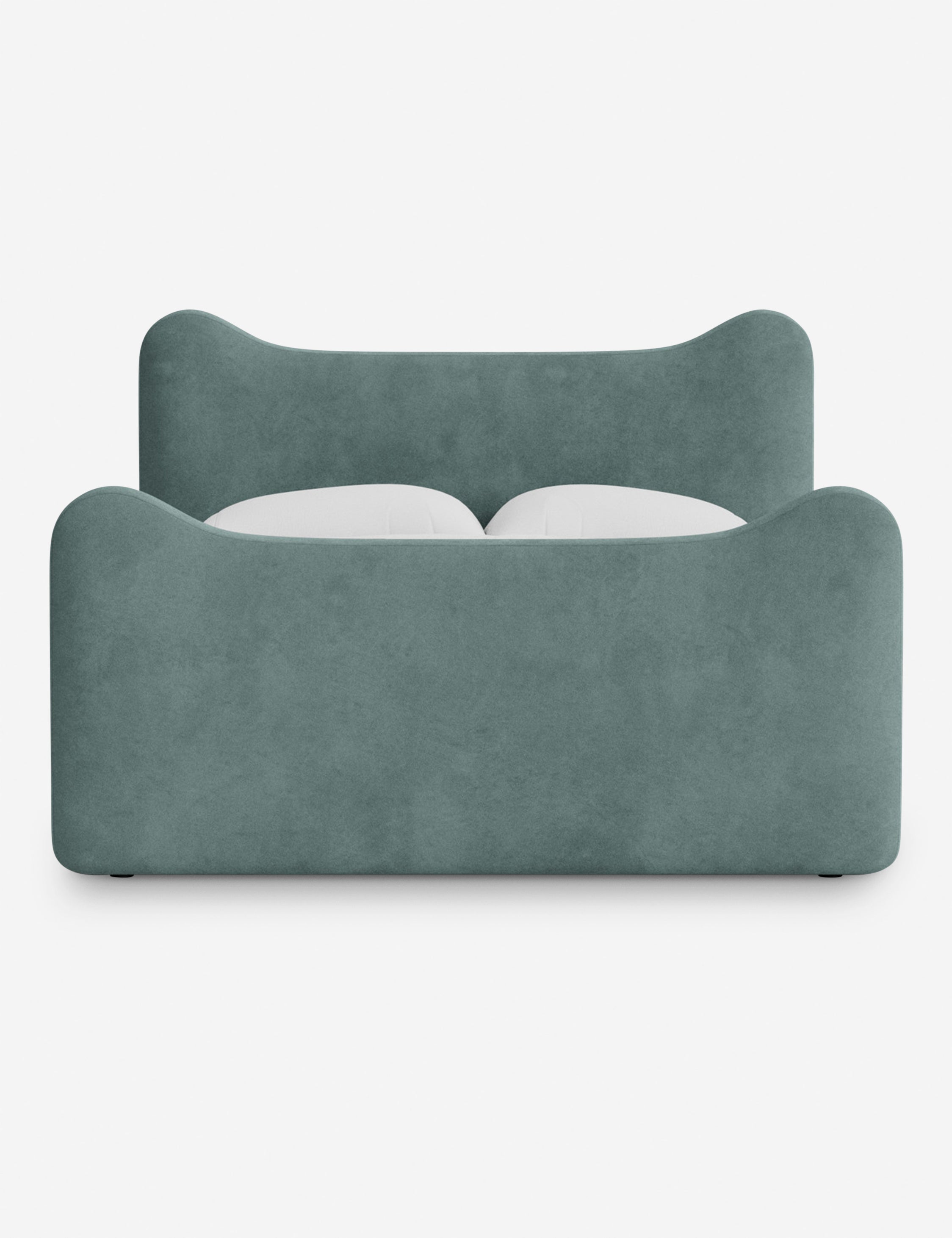 Lit plateforme - Dans le lit Briar, des lignes douces forment une silhouette raffinée à double couronne pour créer une profondeur sculpturale avec une touche de fantaisie