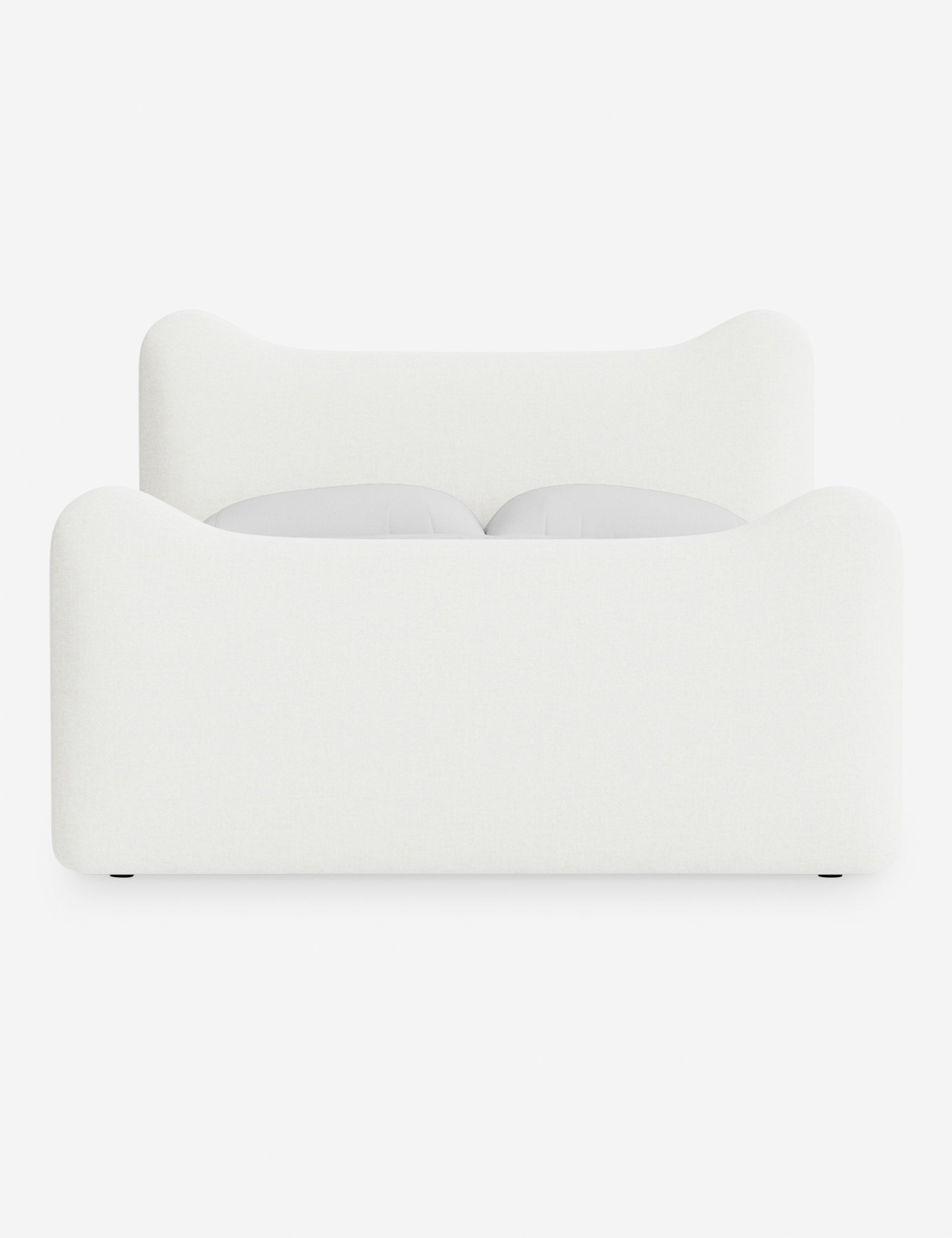Lit plateforme - Dans le lit Briar, des lignes douces forment une silhouette raffinée à double couronne pour créer une profondeur sculpturale avec une touche de fantaisie