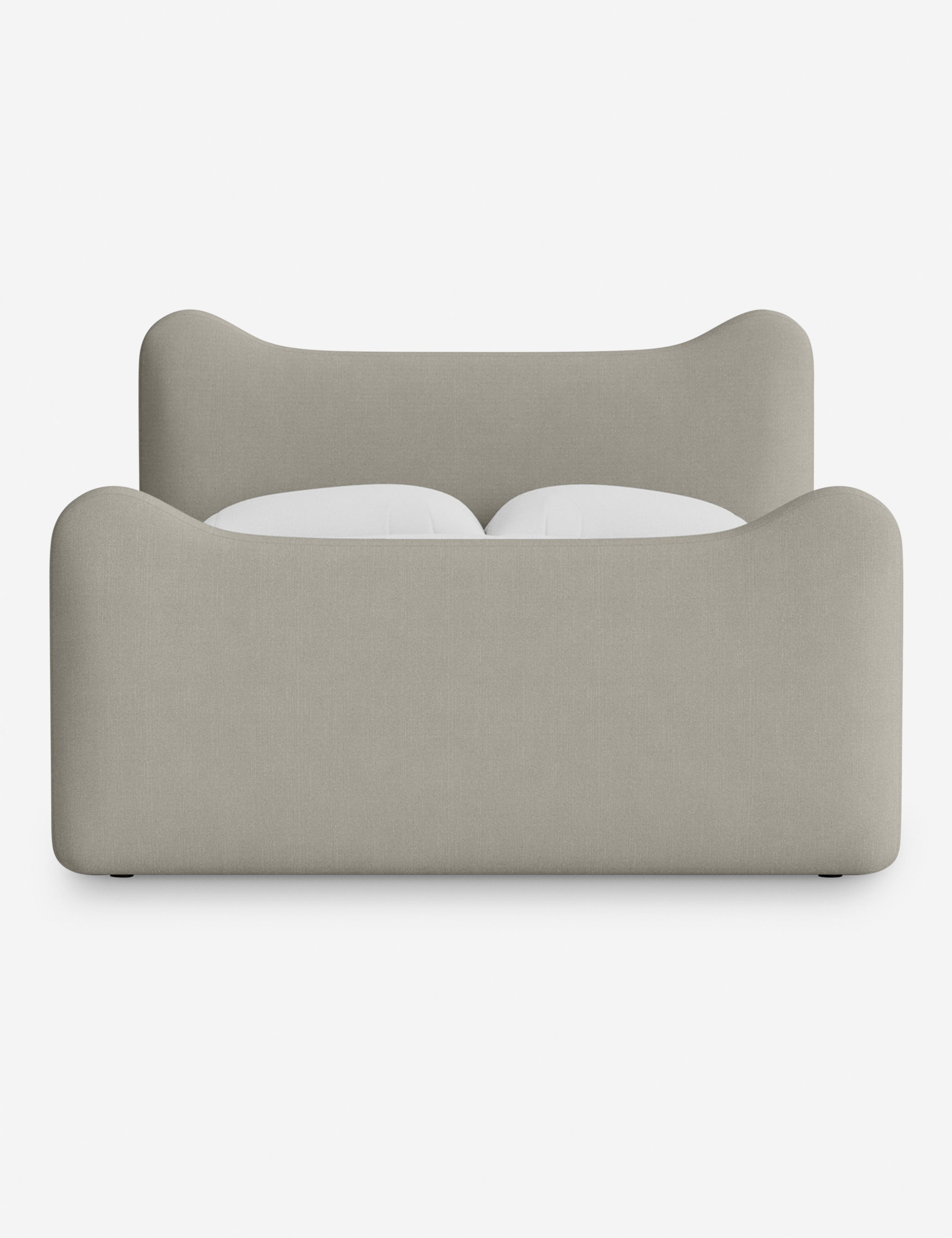 Lit plateforme - Dans le lit Briar, des lignes douces forment une silhouette raffinée à double couronne pour créer une profondeur sculpturale avec une touche de fantaisie