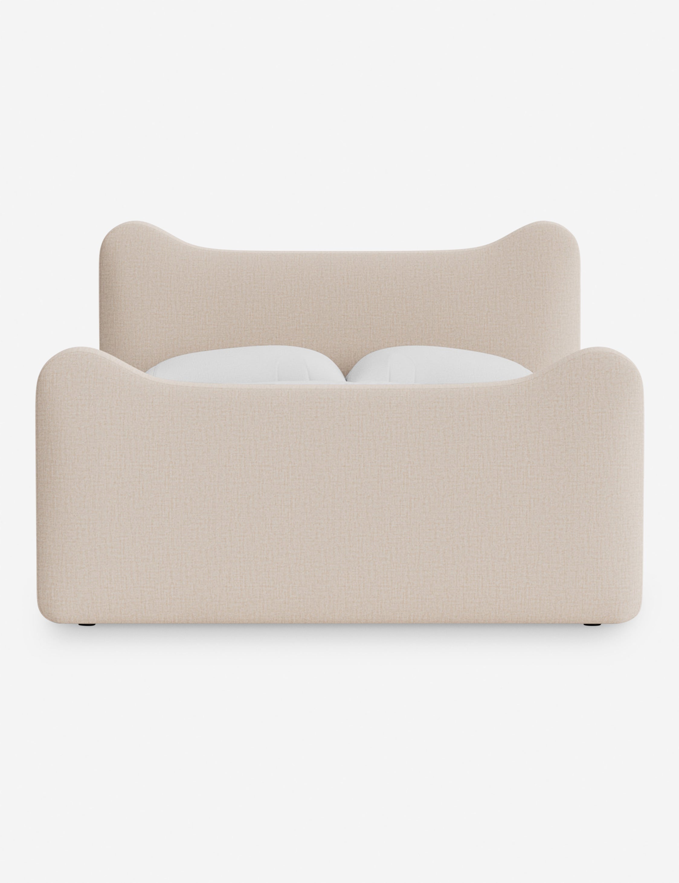 Lit plateforme - Dans le lit Briar, des lignes douces forment une silhouette raffinée à double couronne pour créer une profondeur sculpturale avec une touche de fantaisie