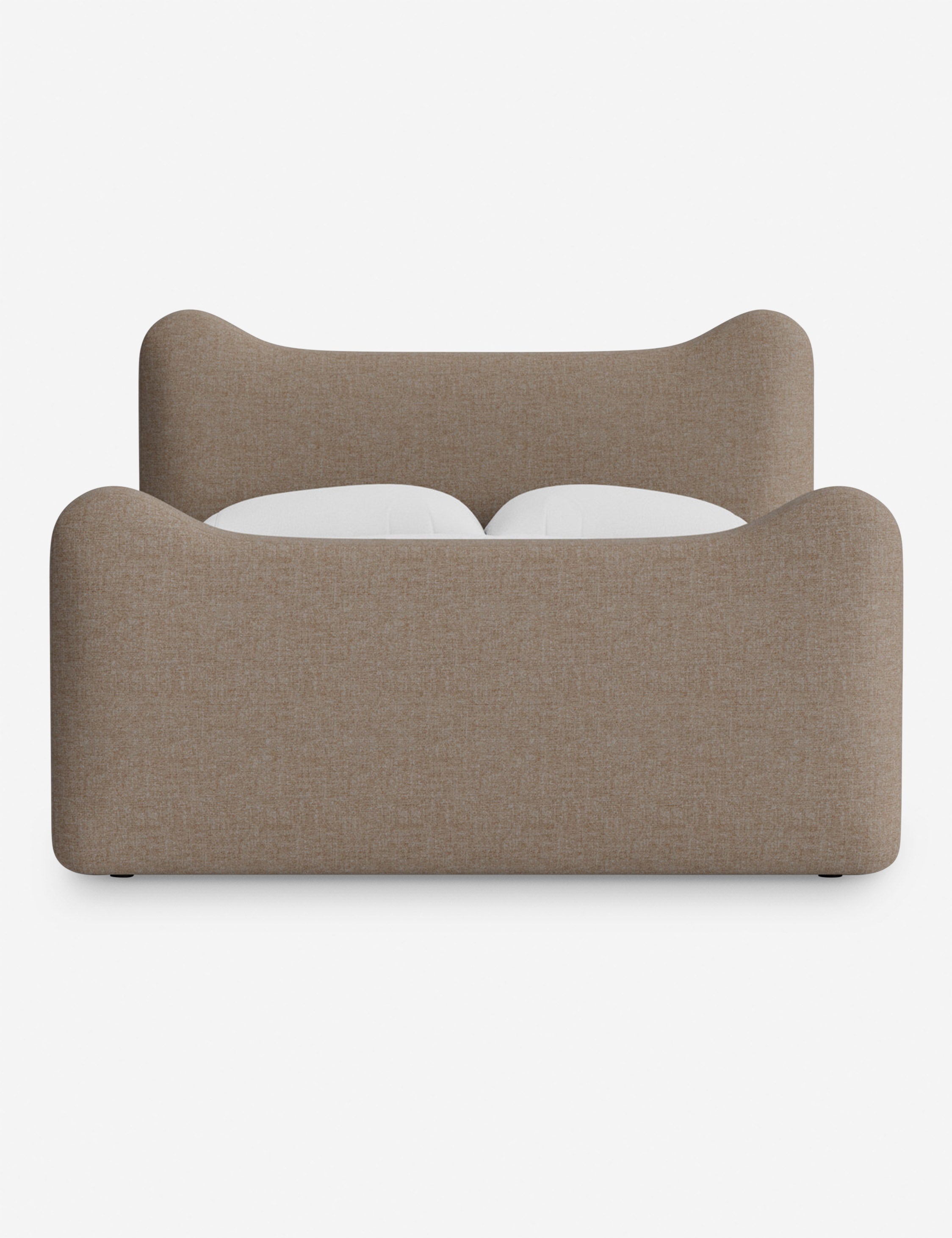Lit plateforme - Dans le lit Briar, des lignes douces forment une silhouette raffinée à double couronne pour créer une profondeur sculpturale avec une touche de fantaisie