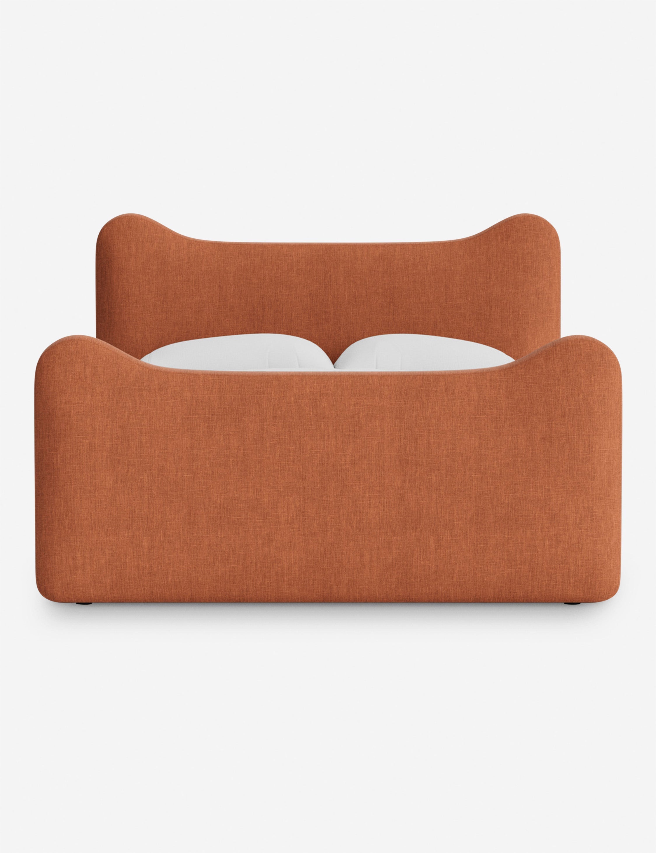 Lit plateforme - Dans le lit Briar, des lignes douces forment une silhouette raffinée à double couronne pour créer une profondeur sculpturale avec une touche de fantaisie