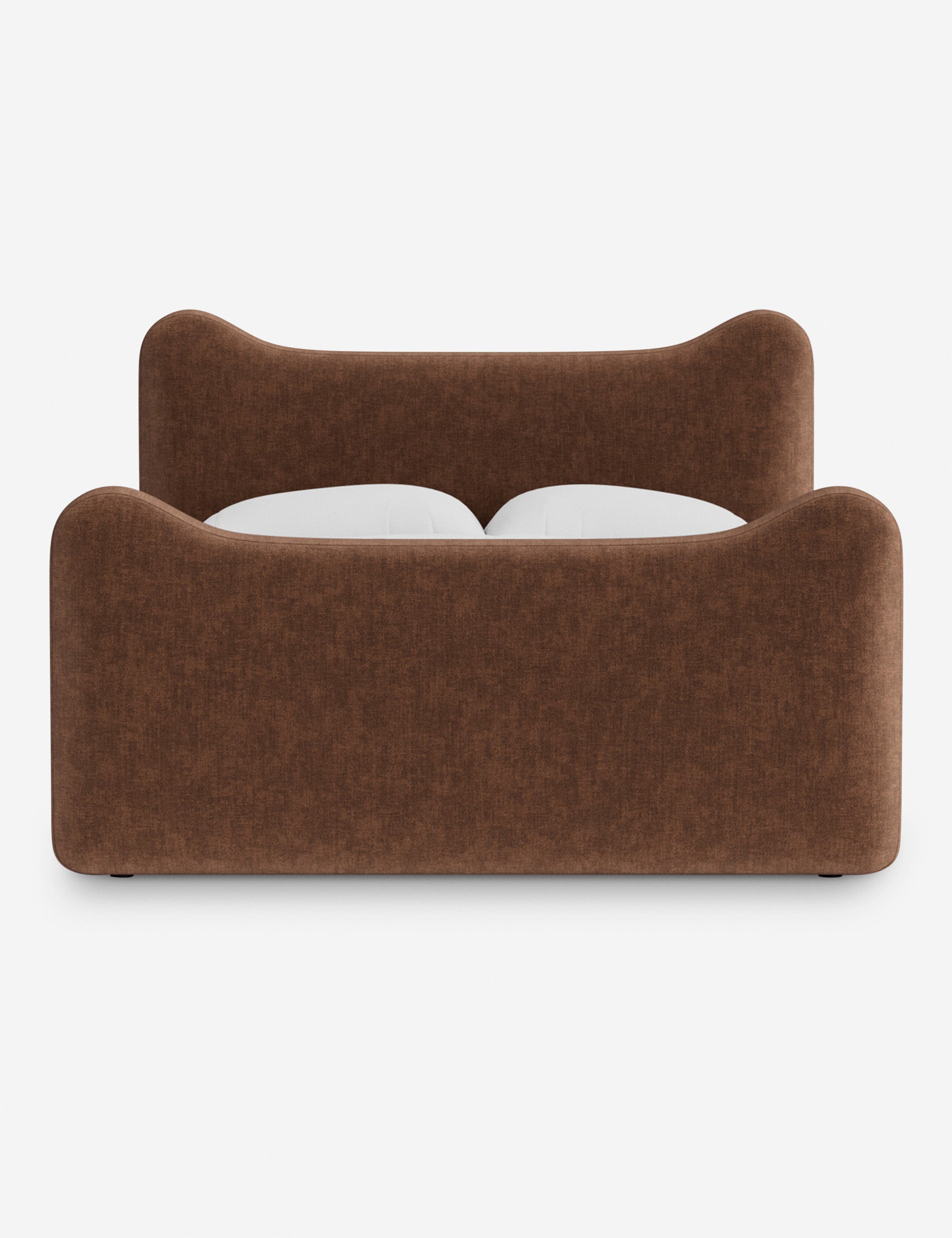 Lit plateforme - Dans le lit Briar, des lignes douces forment une silhouette raffinée à double couronne pour créer une profondeur sculpturale avec une touche de fantaisie