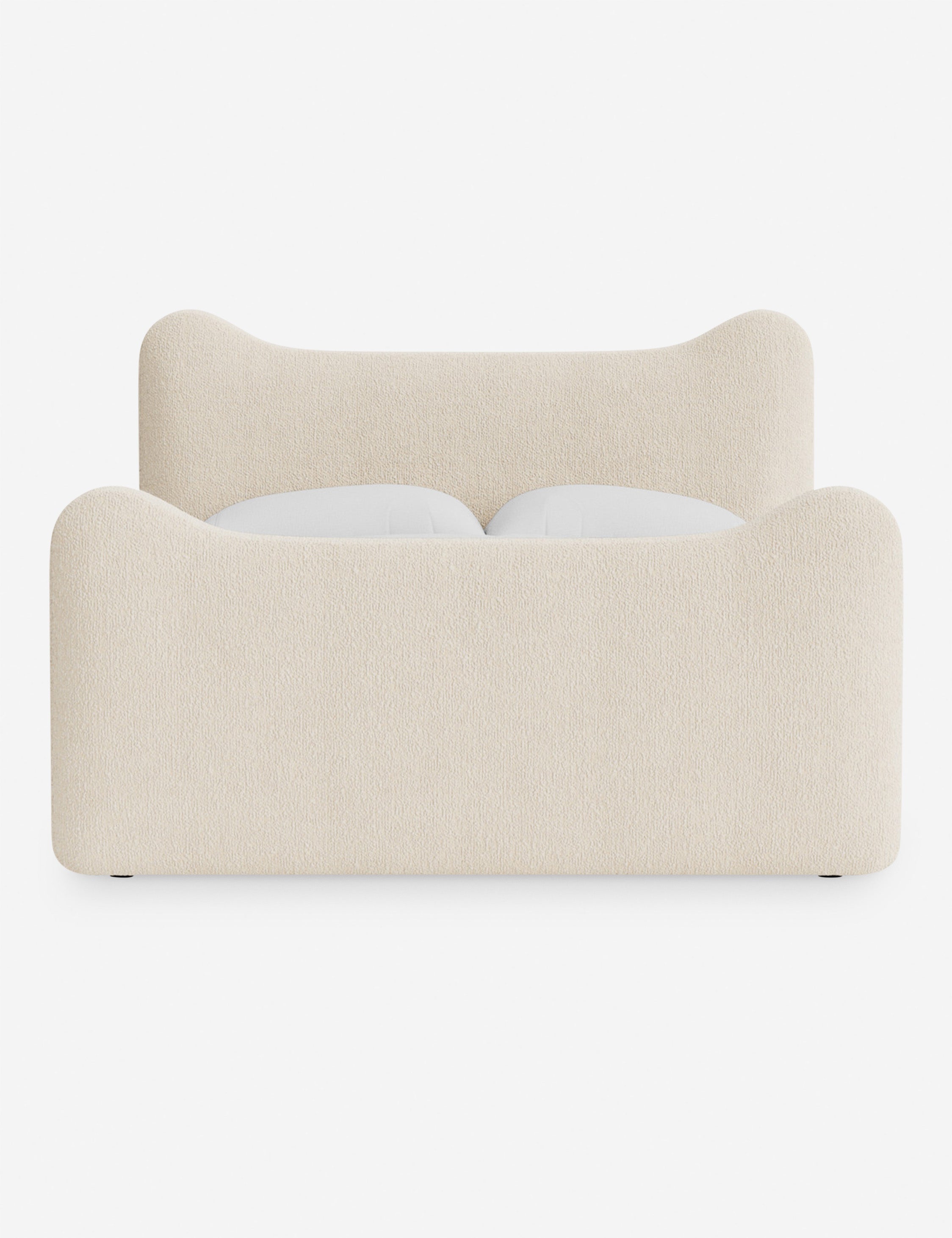 Lit plateforme - Dans le lit Briar, des lignes douces forment une silhouette raffinée à double couronne pour créer une profondeur sculpturale avec une touche de fantaisie