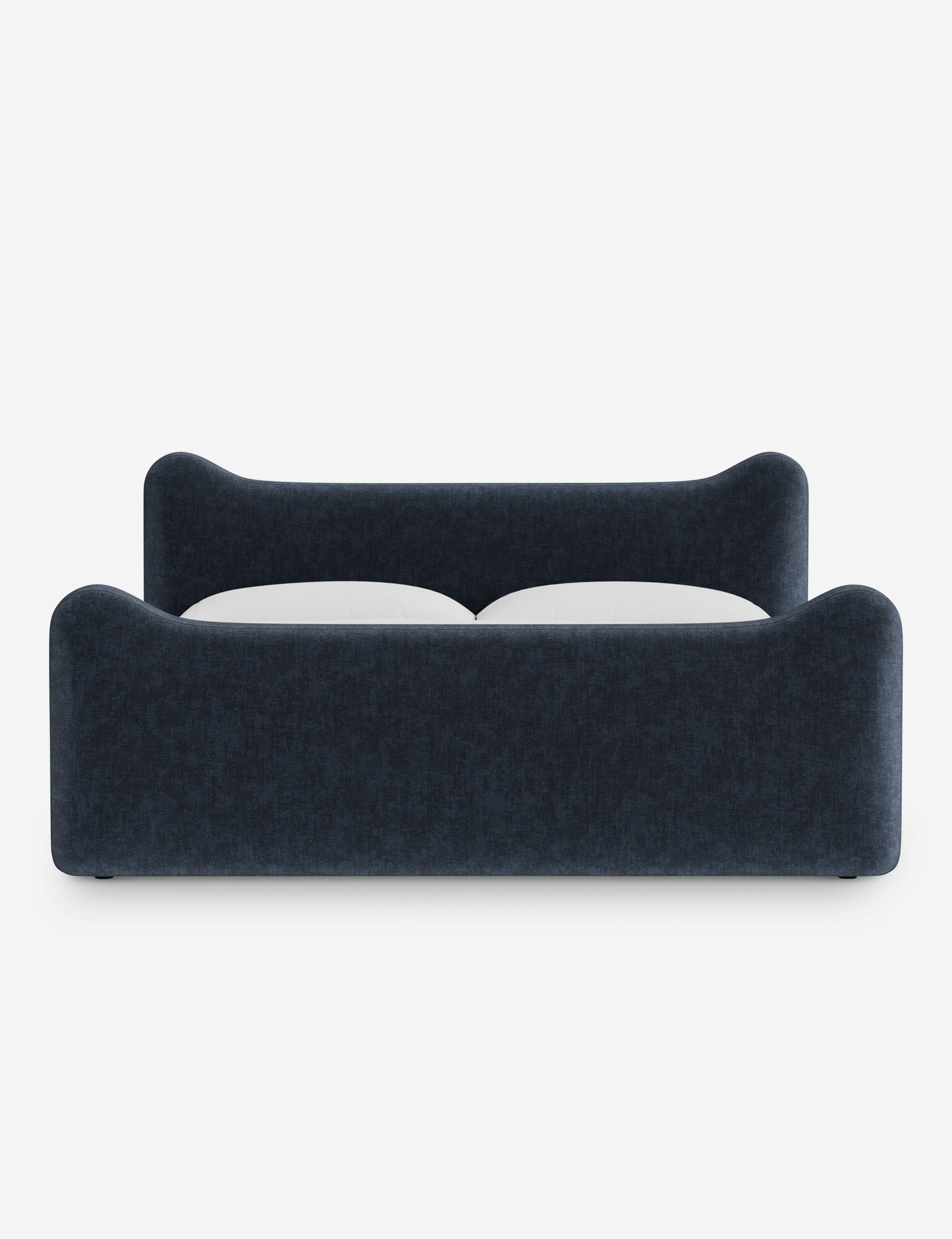 Lit plateforme - Dans le lit Briar, des lignes douces forment une silhouette raffinée à double couronne pour créer une profondeur sculpturale avec une touche de fantaisie