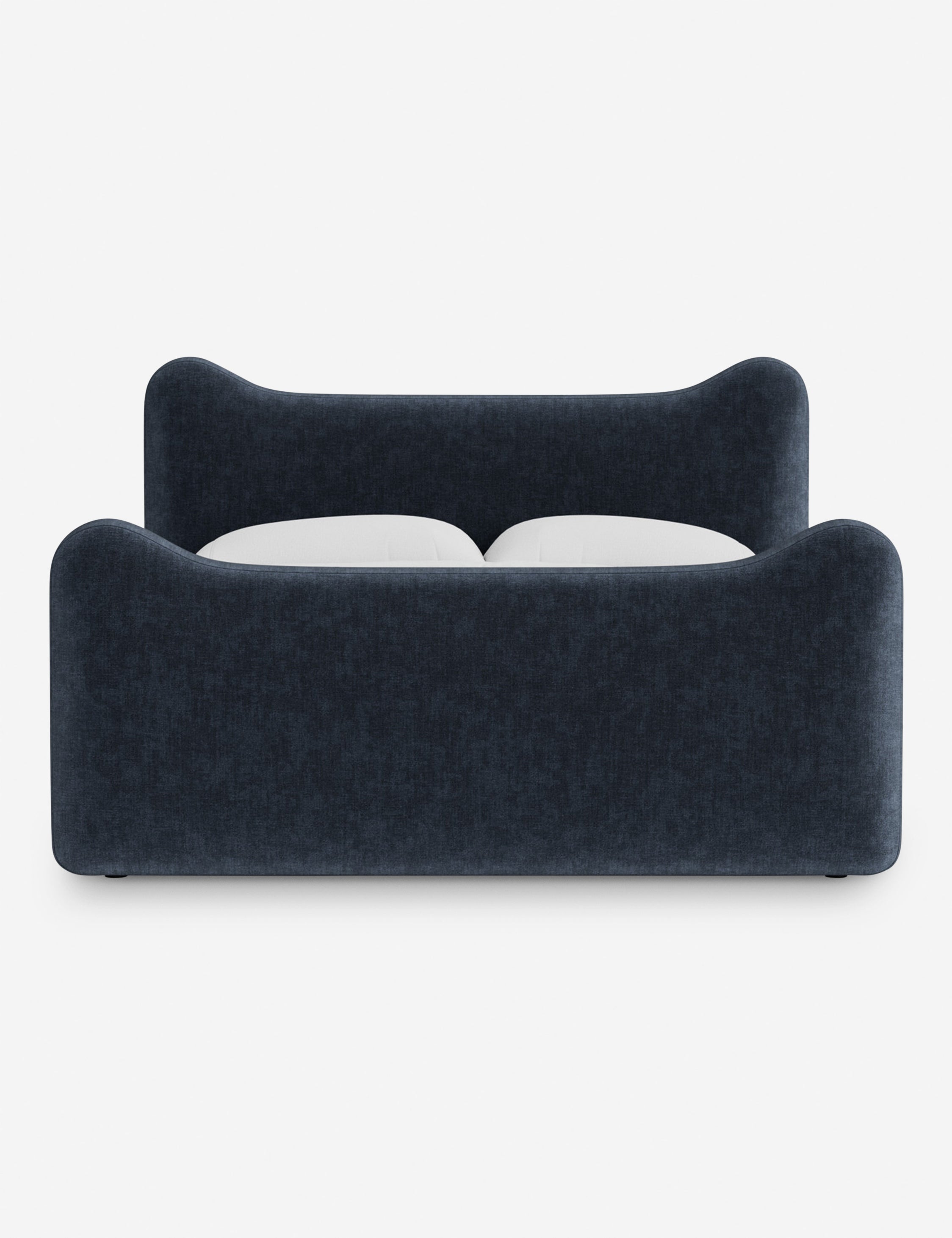 Lit plateforme - Dans le lit Briar, des lignes douces forment une silhouette raffinée à double couronne pour créer une profondeur sculpturale avec une touche de fantaisie