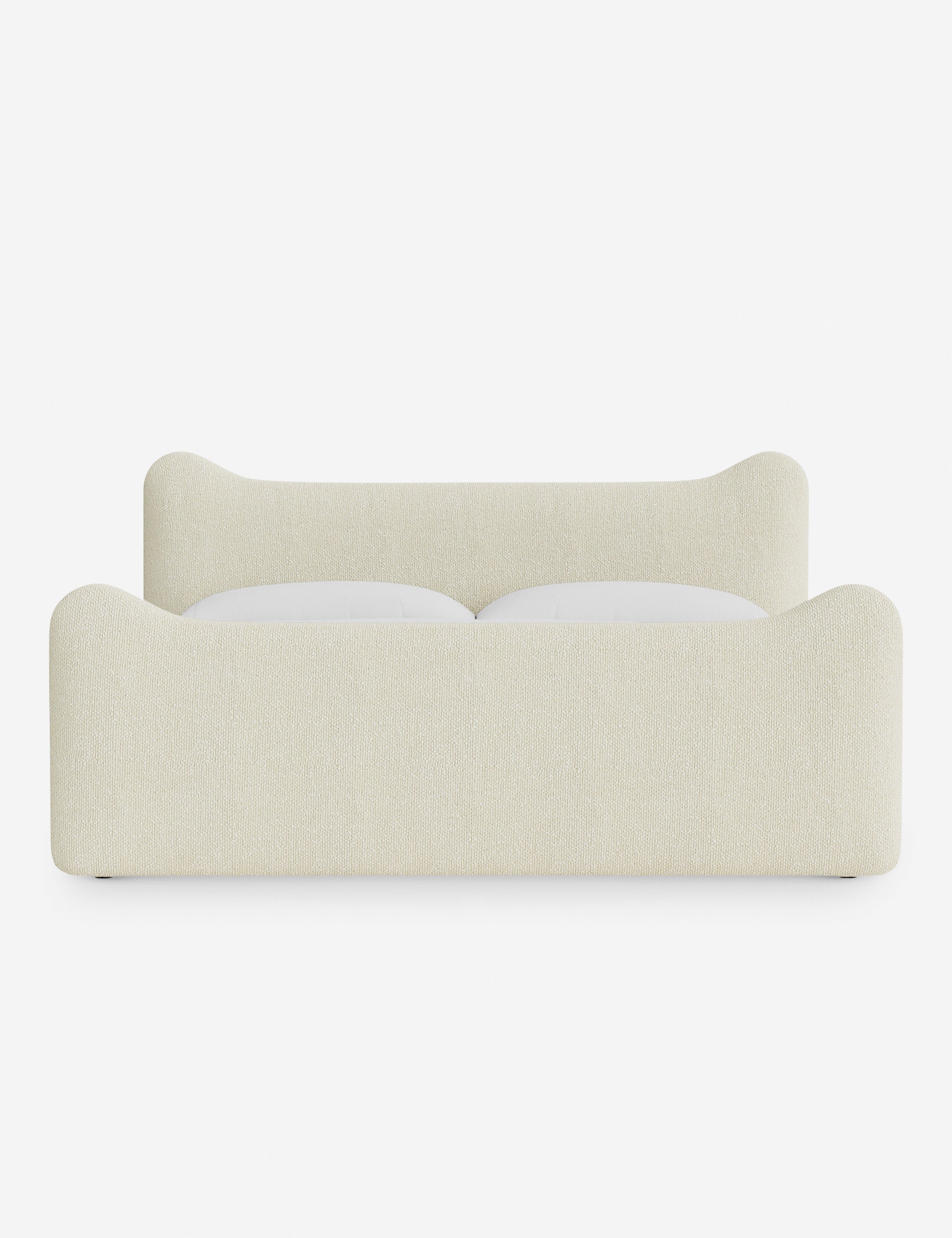Lit plateforme - Dans le lit Briar, des lignes douces forment une silhouette raffinée à double couronne pour créer une profondeur sculpturale avec une touche de fantaisie