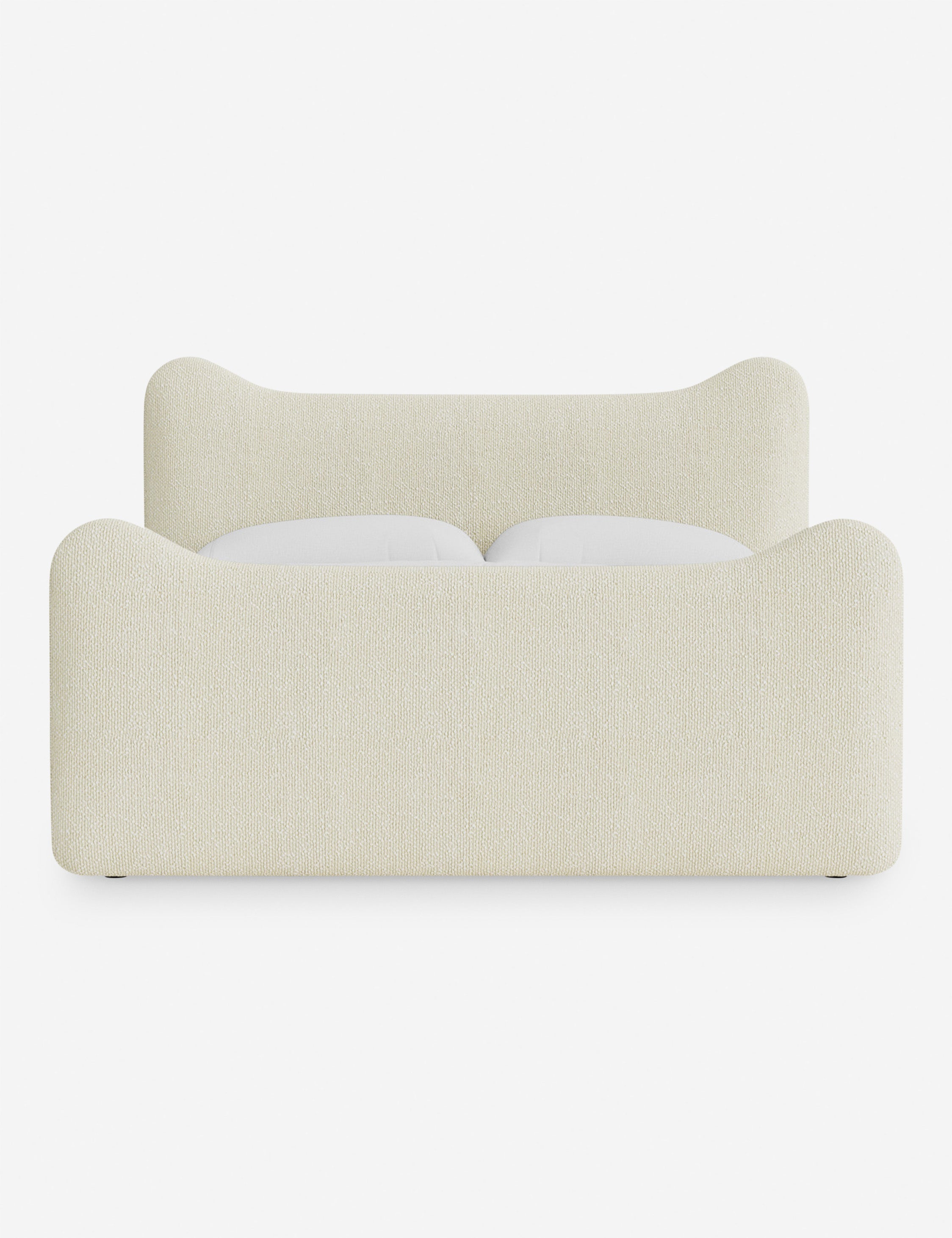 Lit plateforme - Dans le lit Briar, des lignes douces forment une silhouette raffinée à double couronne pour créer une profondeur sculpturale avec une touche de fantaisie
