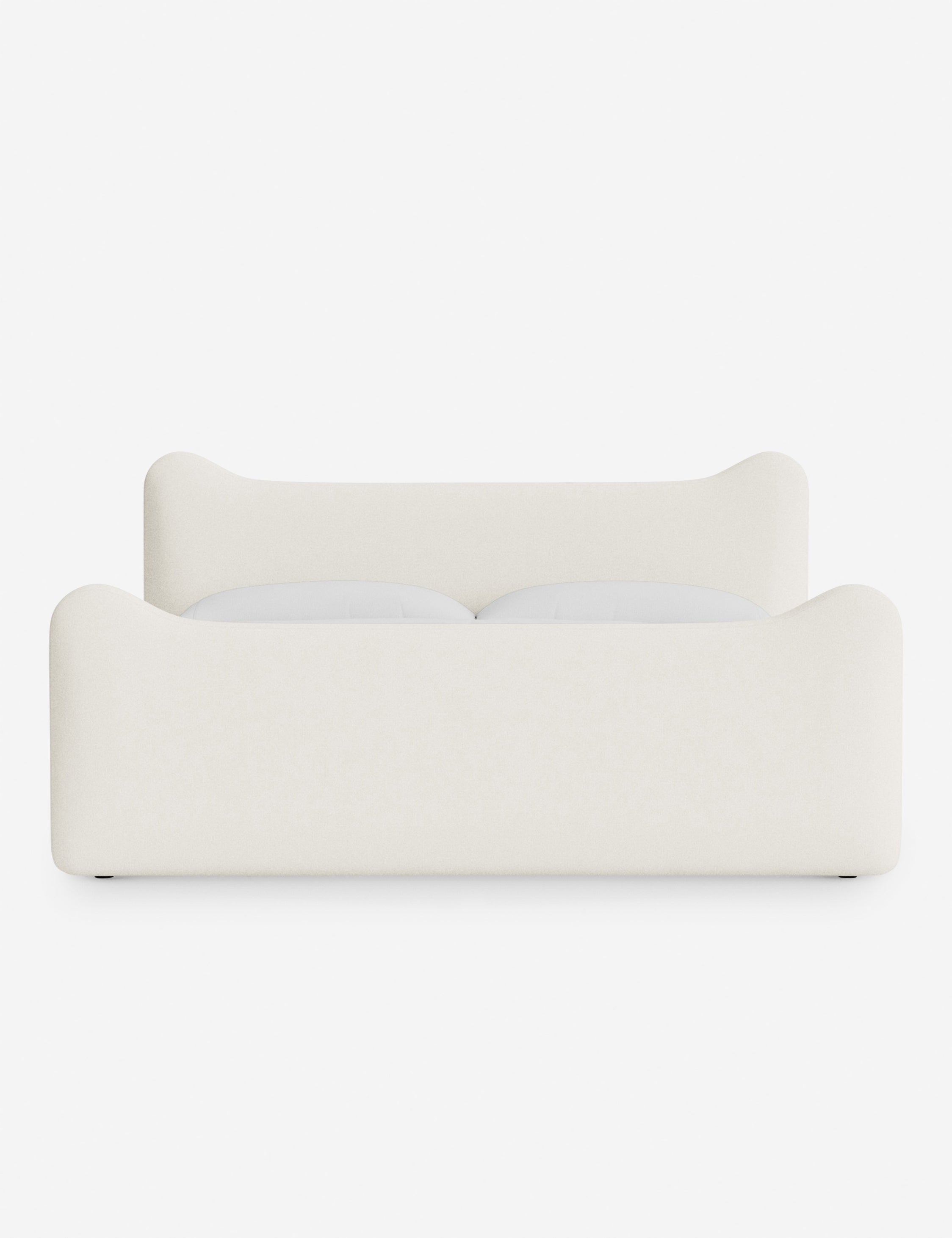 Lit plateforme - Dans le lit Briar, des lignes douces forment une silhouette raffinée à double couronne pour créer une profondeur sculpturale avec une touche de fantaisie