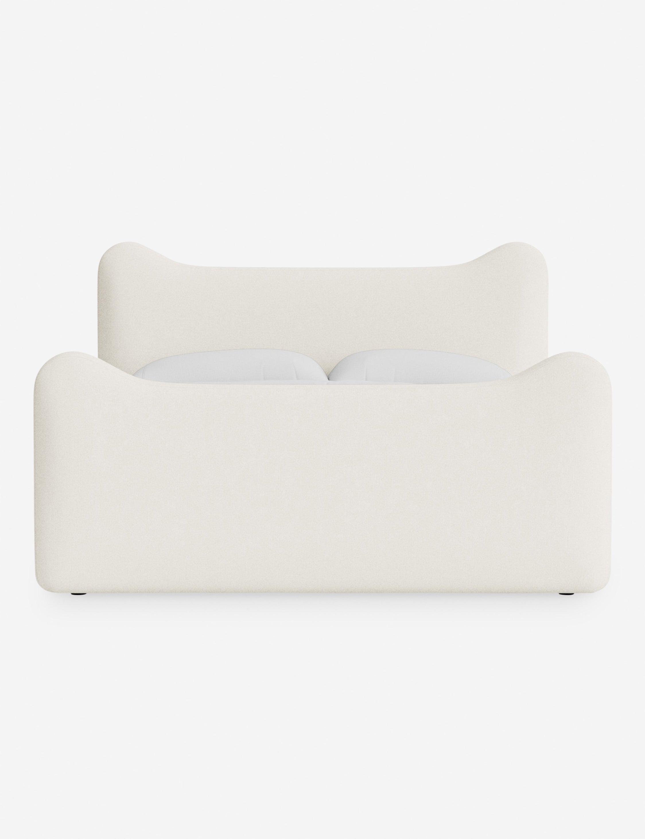 Lit plateforme - Dans le lit Briar, des lignes douces forment une silhouette raffinée à double couronne pour créer une profondeur sculpturale avec une touche de fantaisie