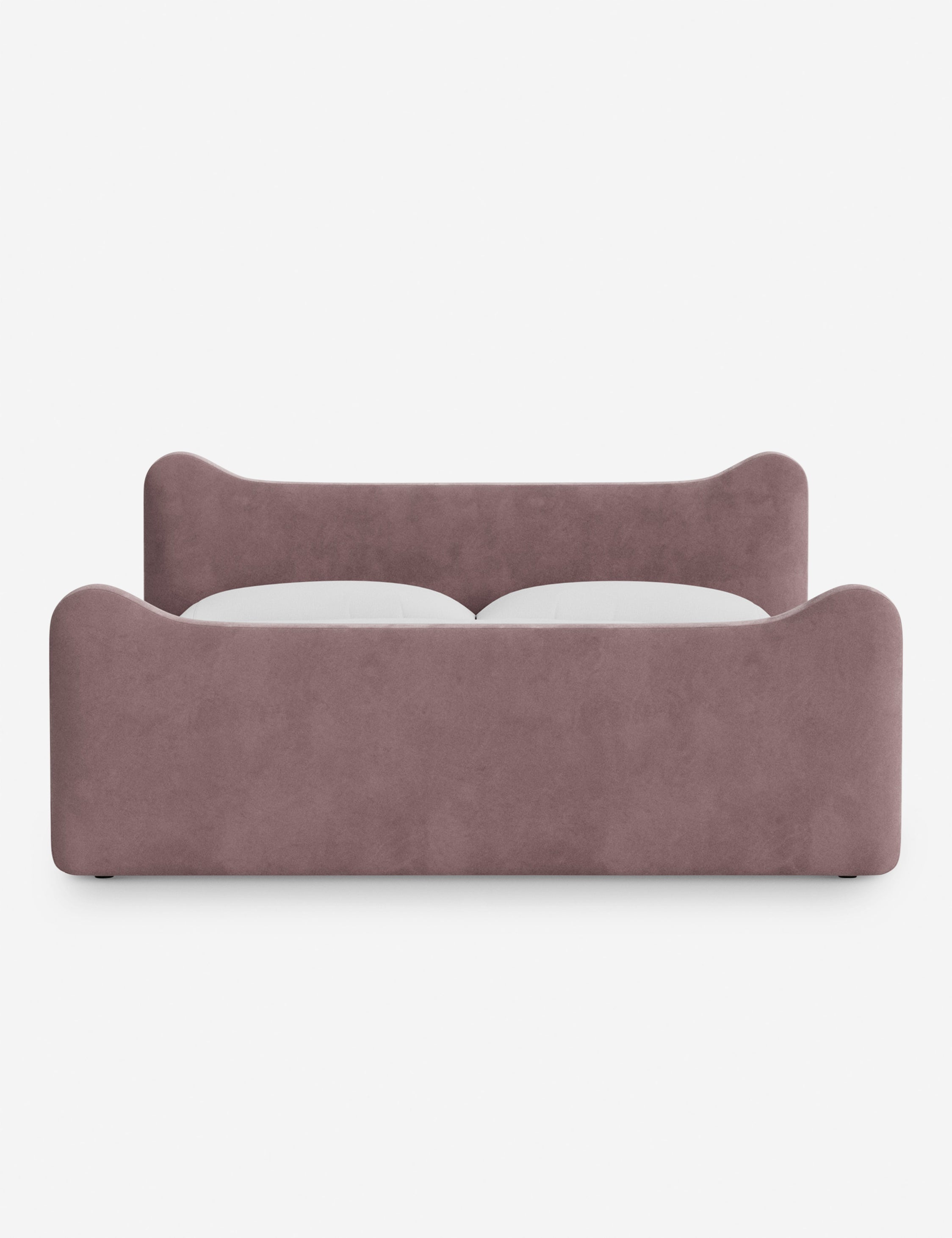 Lit plateforme - Dans le lit Briar, des lignes douces forment une silhouette raffinée à double couronne pour créer une profondeur sculpturale avec une touche de fantaisie