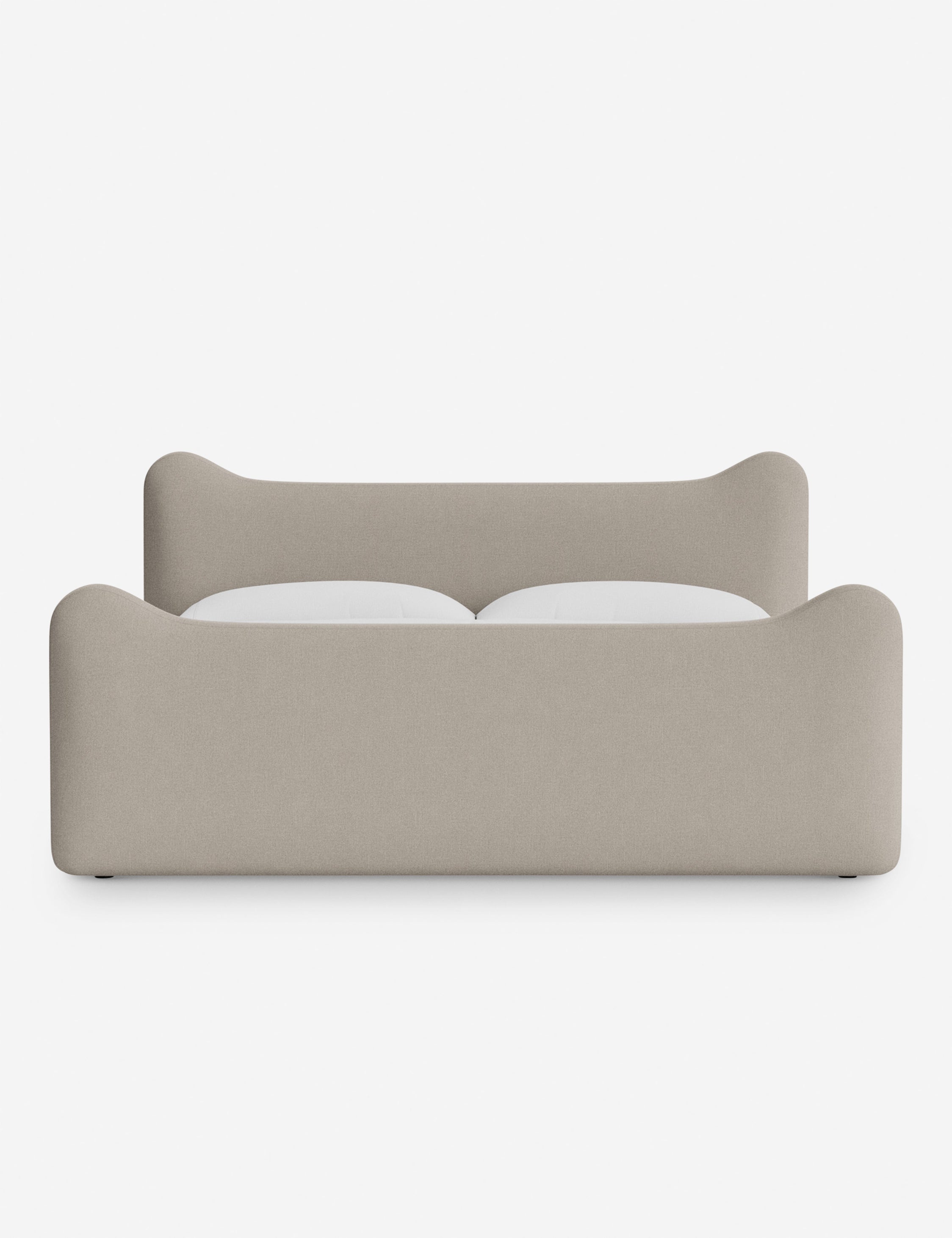 Lit plateforme - Dans le lit Briar, des lignes douces forment une silhouette raffinée à double couronne pour créer une profondeur sculpturale avec une touche de fantaisie