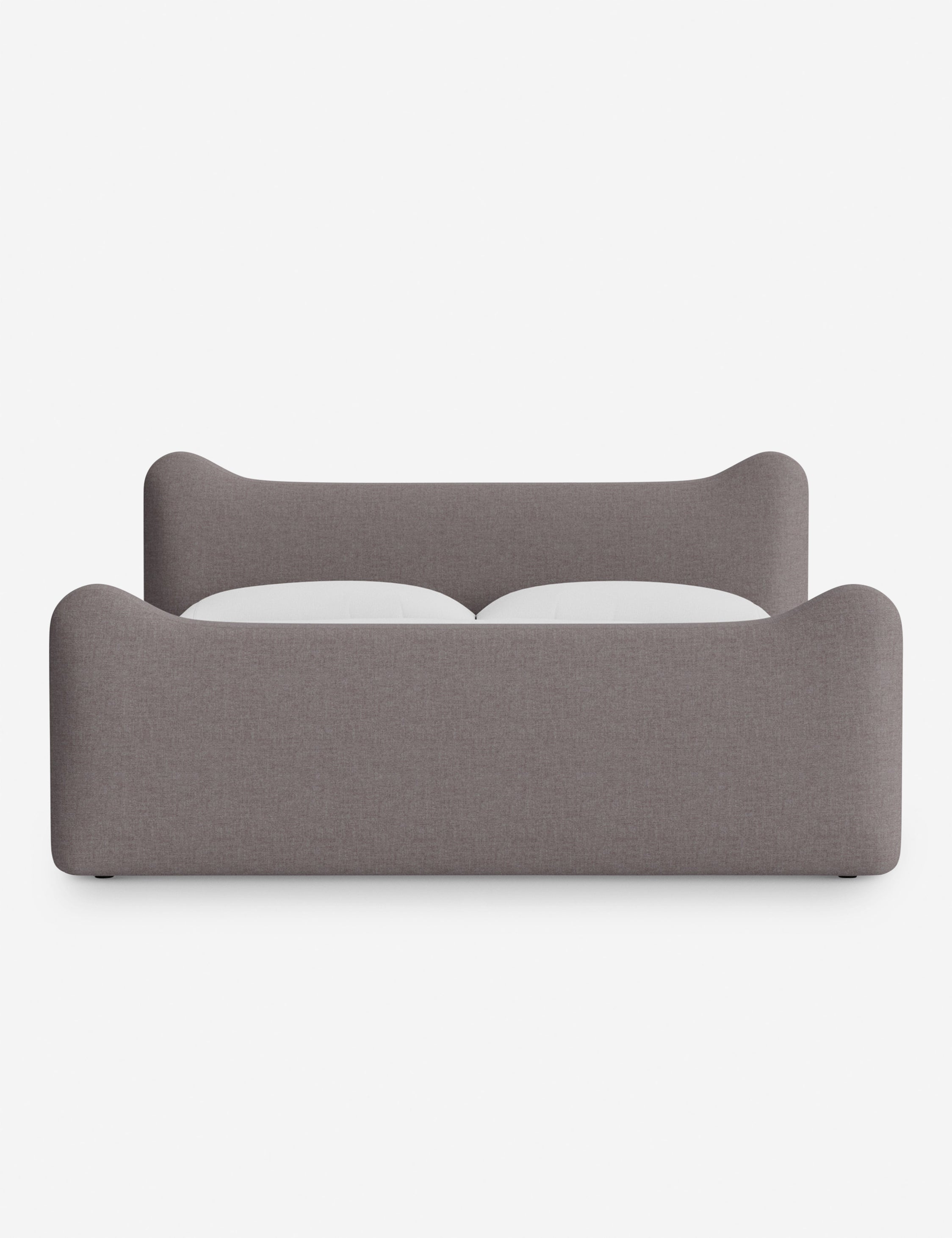Lit plateforme - Dans le lit Briar, des lignes douces forment une silhouette raffinée à double couronne pour créer une profondeur sculpturale avec une touche de fantaisie
