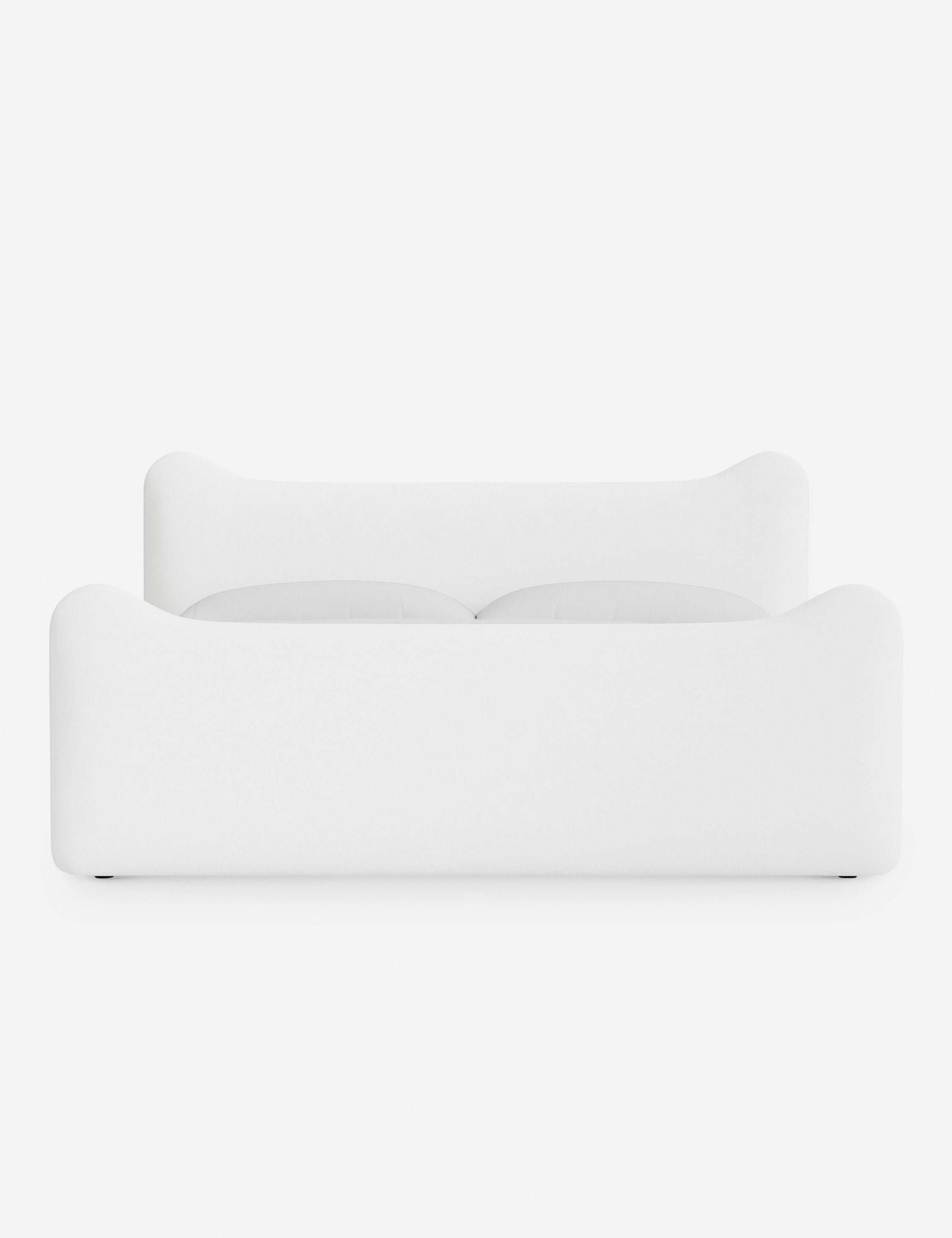 Lit plateforme - Dans le lit Briar, des lignes douces forment une silhouette raffinée à double couronne pour créer une profondeur sculpturale avec une touche de fantaisie