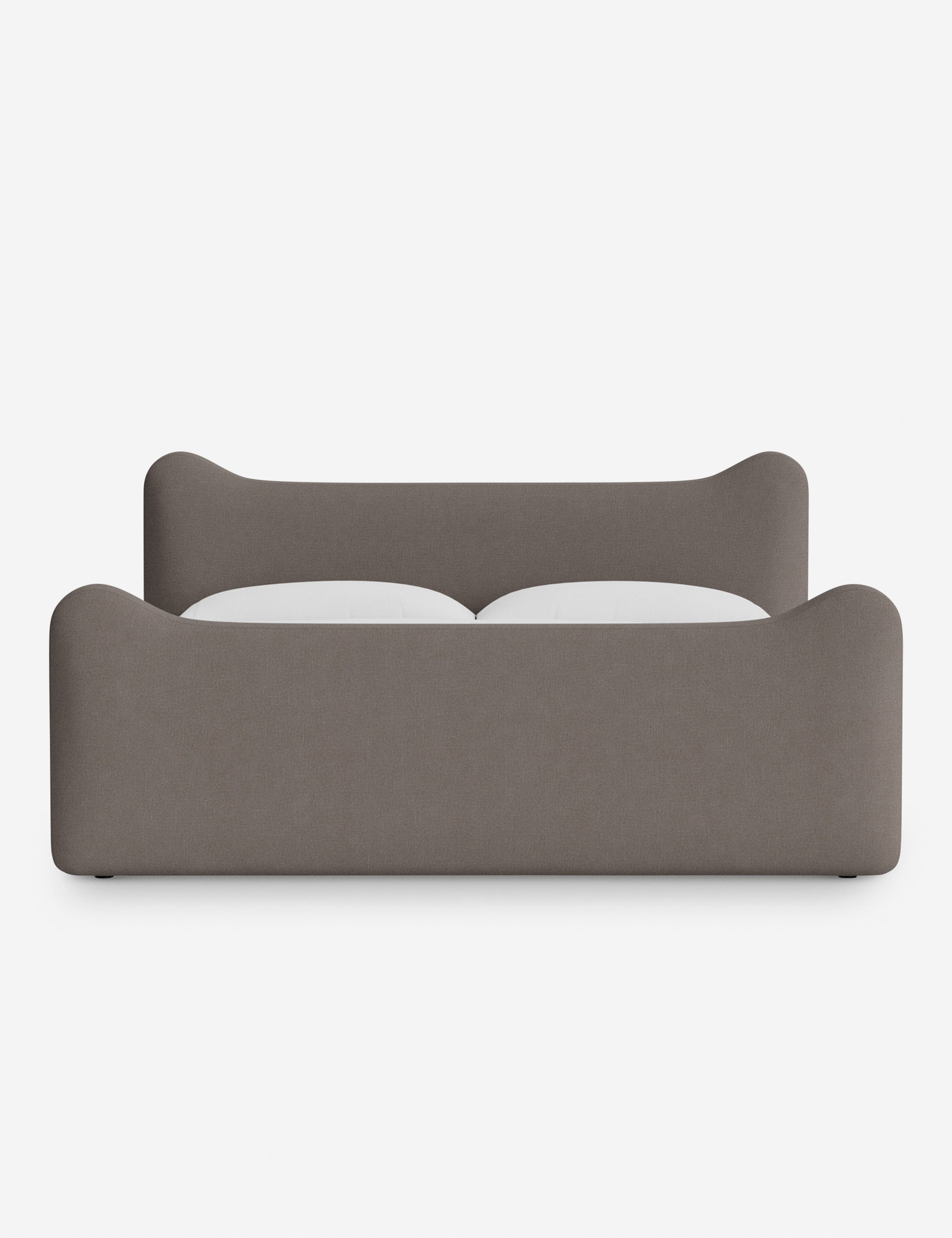 Lit plateforme - Dans le lit Briar, des lignes douces forment une silhouette raffinée à double couronne pour créer une profondeur sculpturale avec une touche de fantaisie