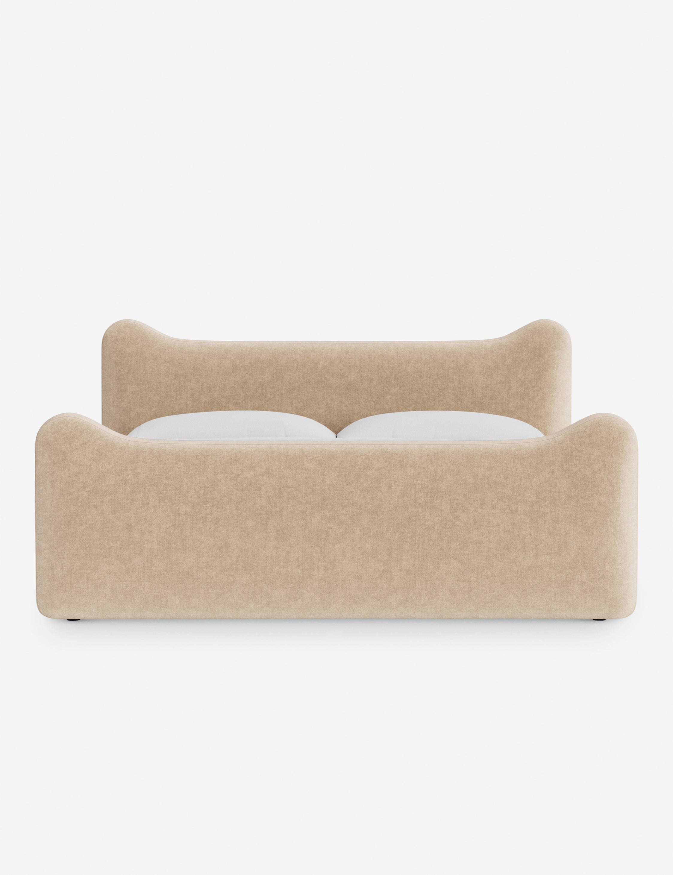 Lit plateforme - Dans le lit Briar, des lignes douces forment une silhouette raffinée à double couronne pour créer une profondeur sculpturale avec une touche de fantaisie