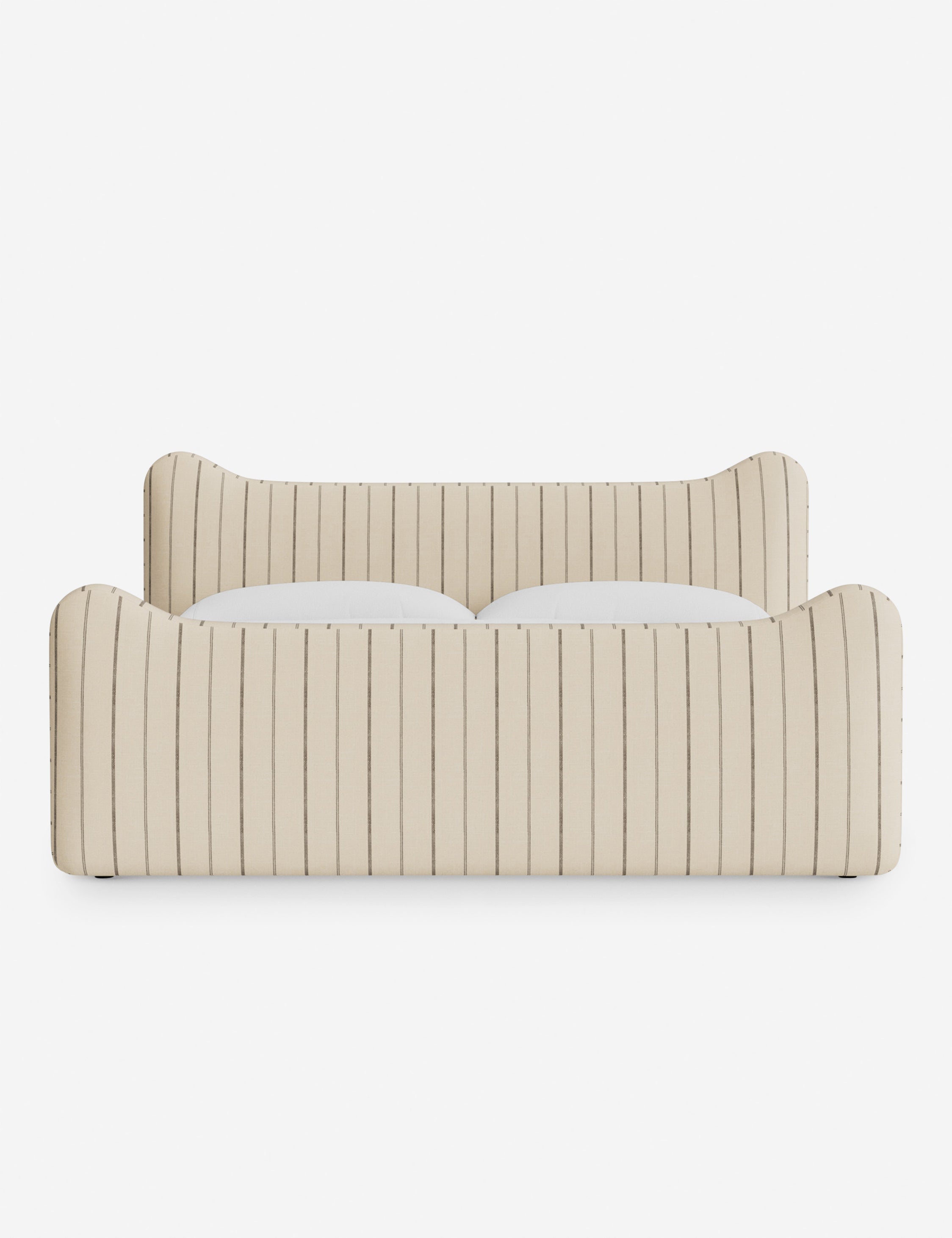 Lit plateforme - Dans le lit Briar, des lignes douces forment une silhouette raffinée à double couronne pour créer une profondeur sculpturale avec une touche de fantaisie