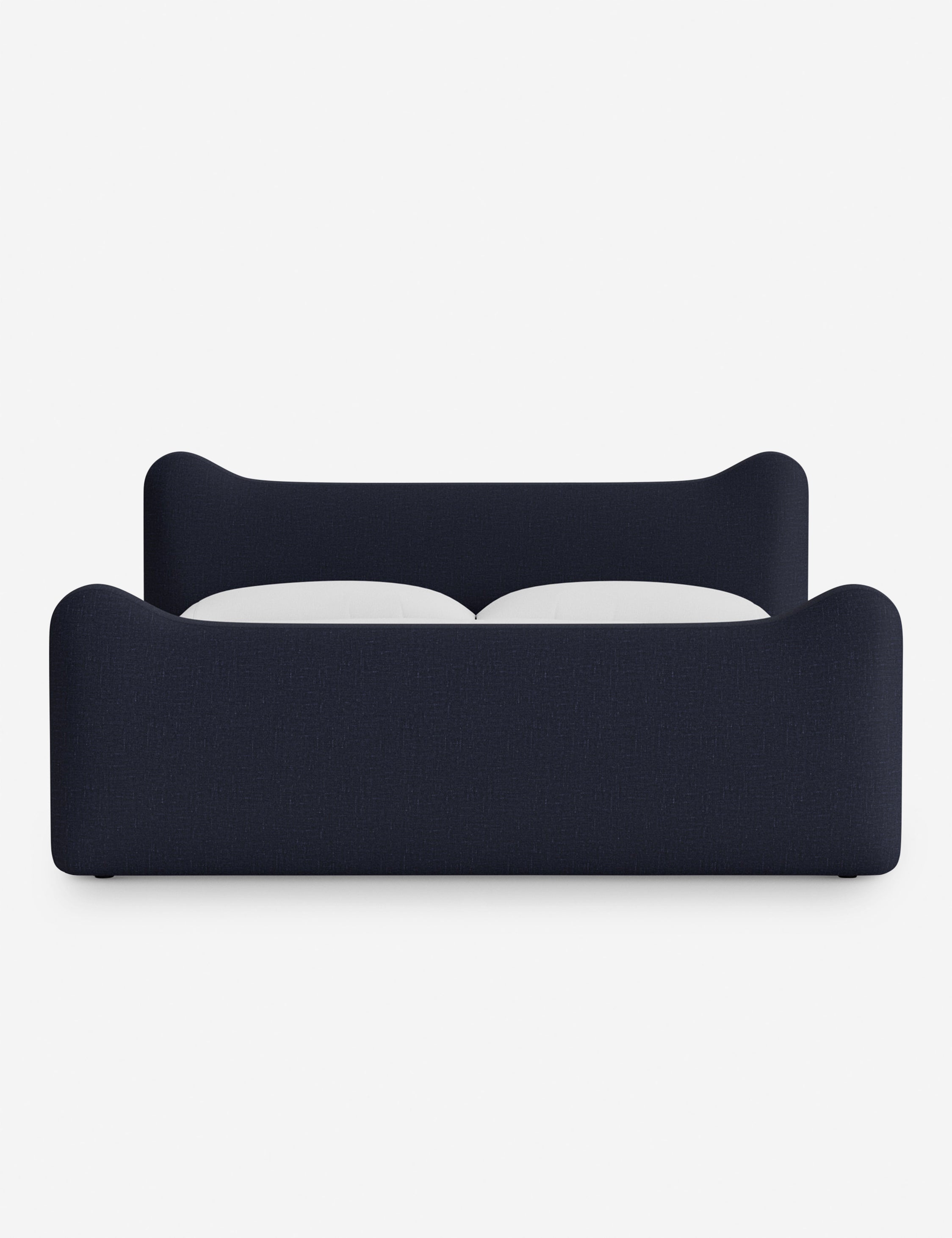 Lit plateforme - Dans le lit Briar, des lignes douces forment une silhouette raffinée à double couronne pour créer une profondeur sculpturale avec une touche de fantaisie