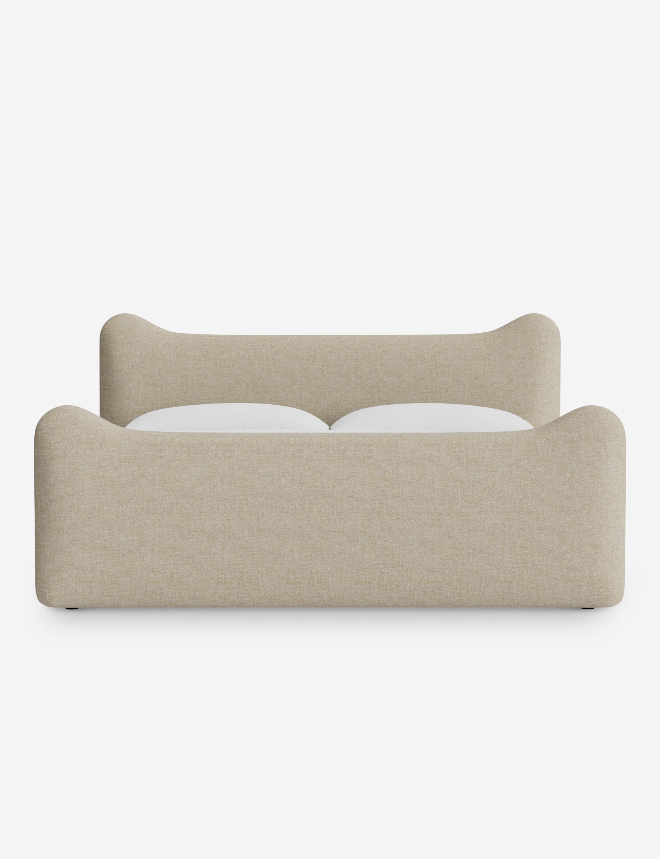 Lit plateforme - Dans le lit Briar, des lignes douces forment une silhouette raffinée à double couronne pour créer une profondeur sculpturale avec une touche de fantaisie
