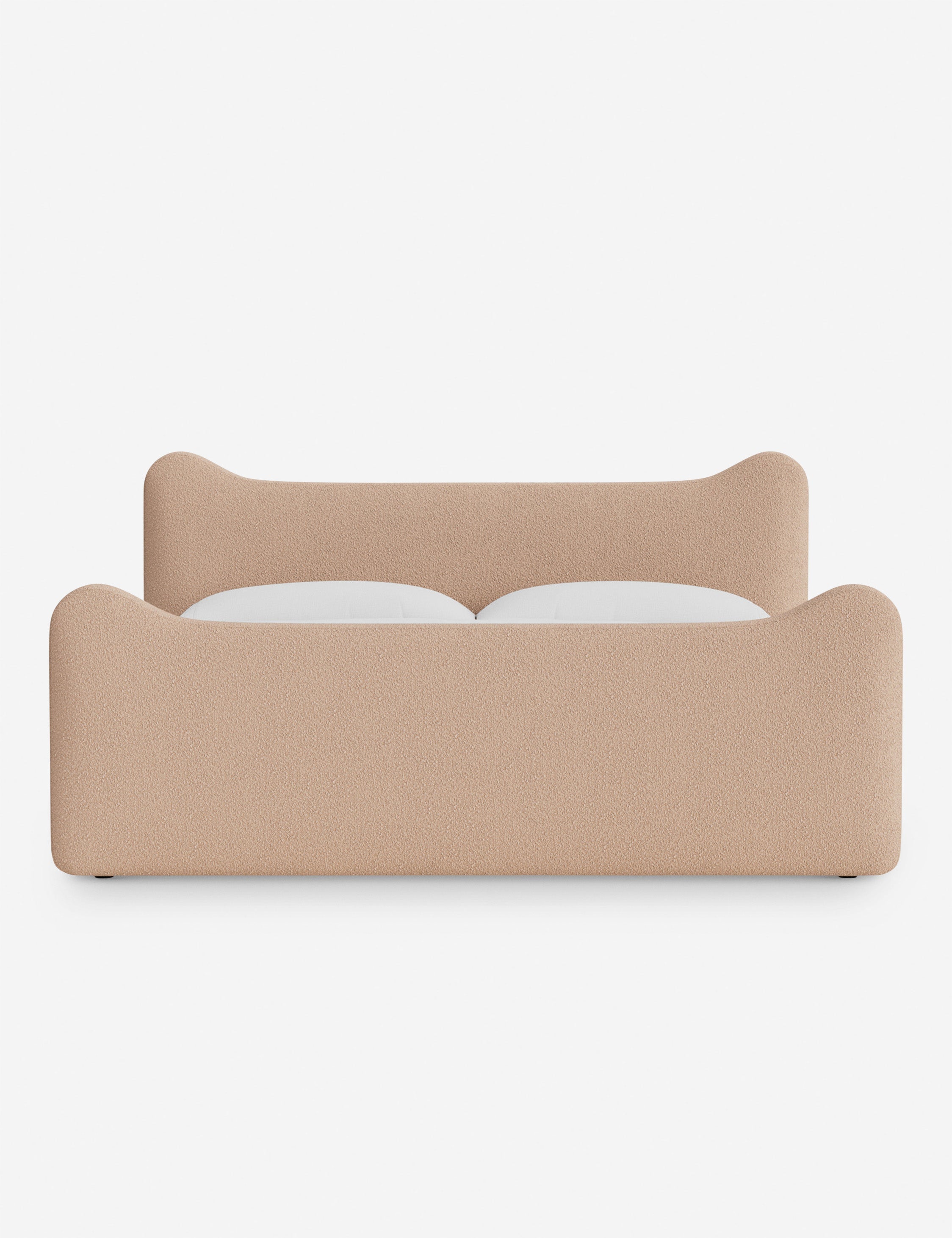 Lit plateforme - Dans le lit Briar, des lignes douces forment une silhouette raffinée à double couronne pour créer une profondeur sculpturale avec une touche de fantaisie