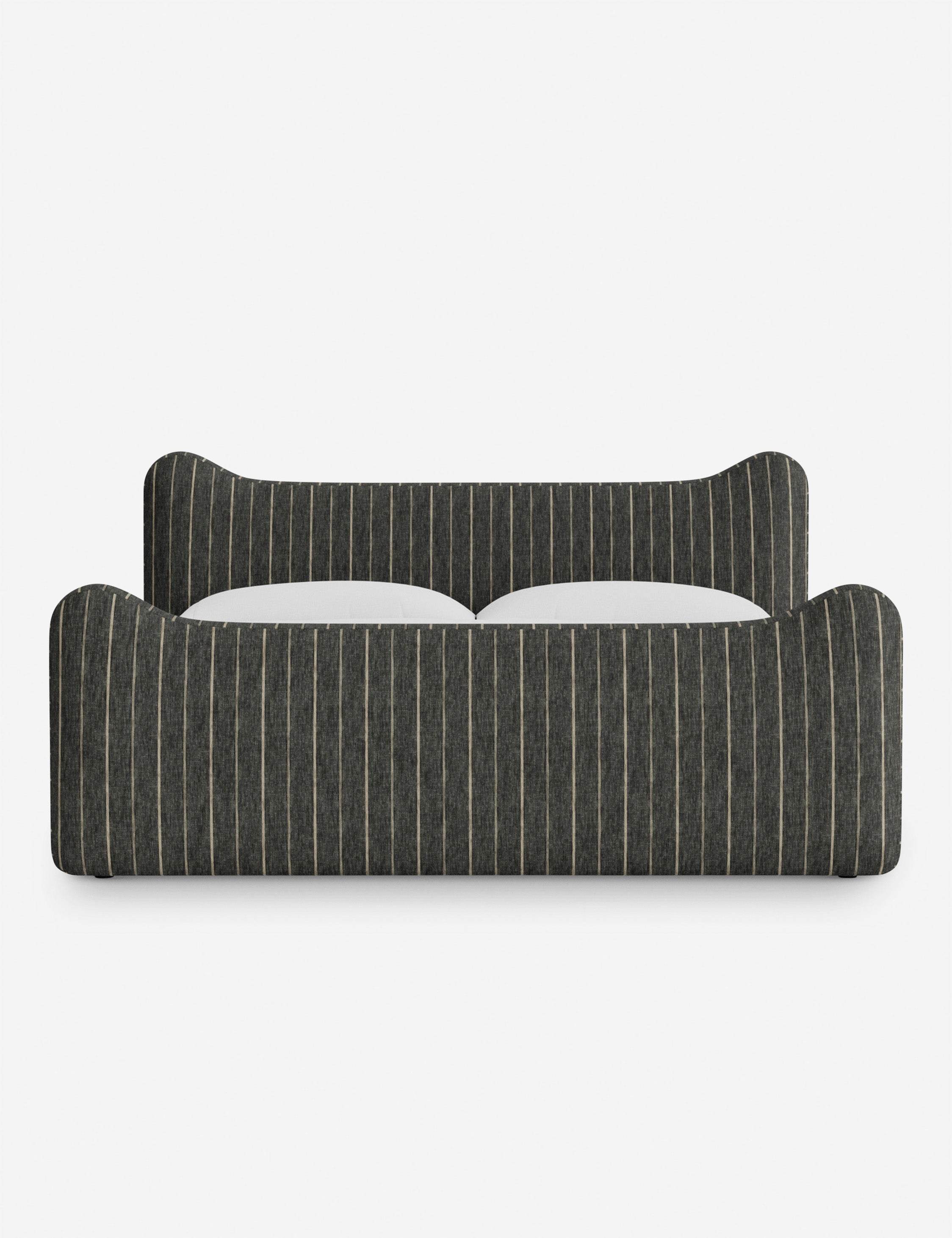 Lit plateforme - Dans le lit Briar, des lignes douces forment une silhouette raffinée à double couronne pour créer une profondeur sculpturale avec une touche de fantaisie