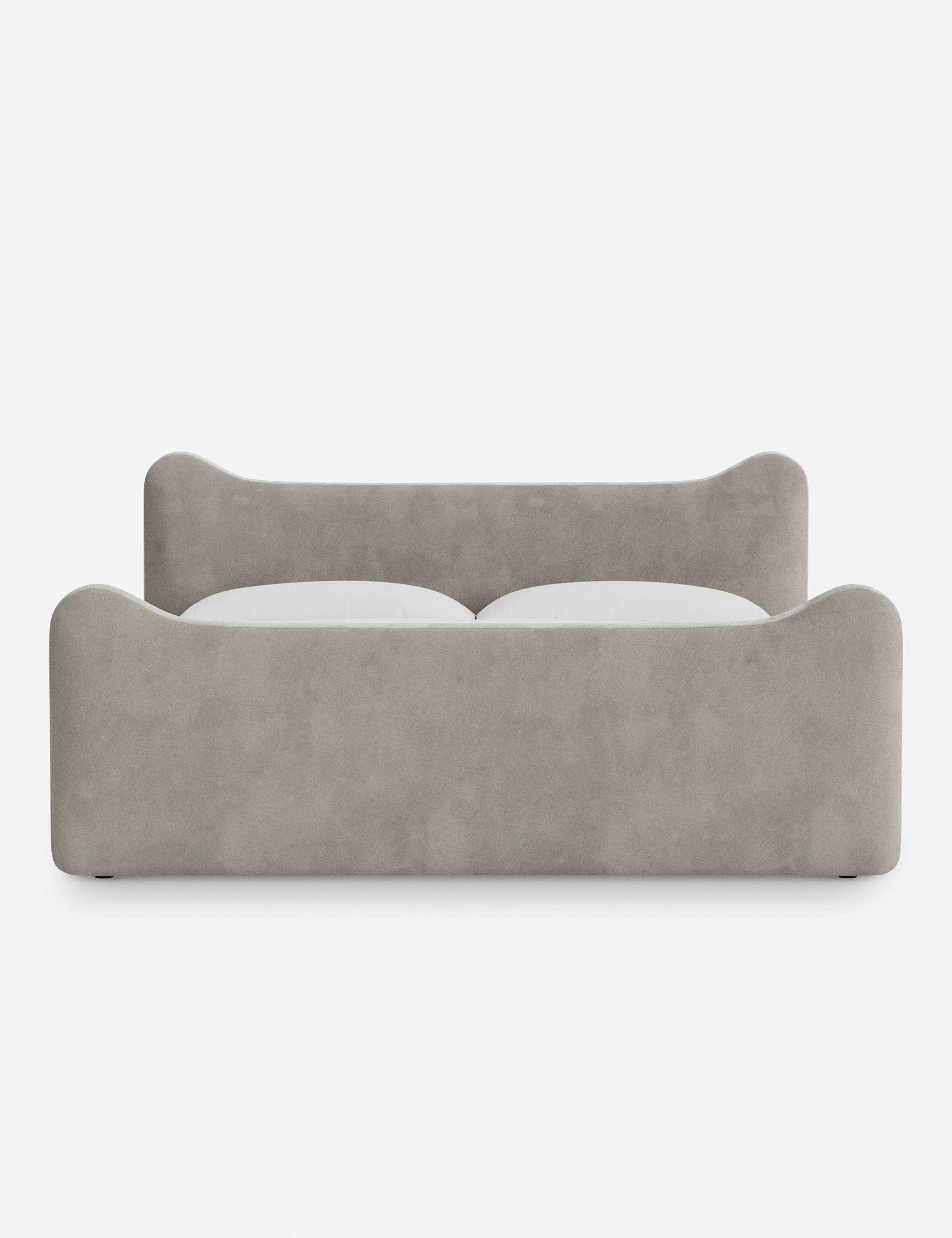 Lit plateforme - Dans le lit Briar, des lignes douces forment une silhouette raffinée à double couronne pour créer une profondeur sculpturale avec une touche de fantaisie