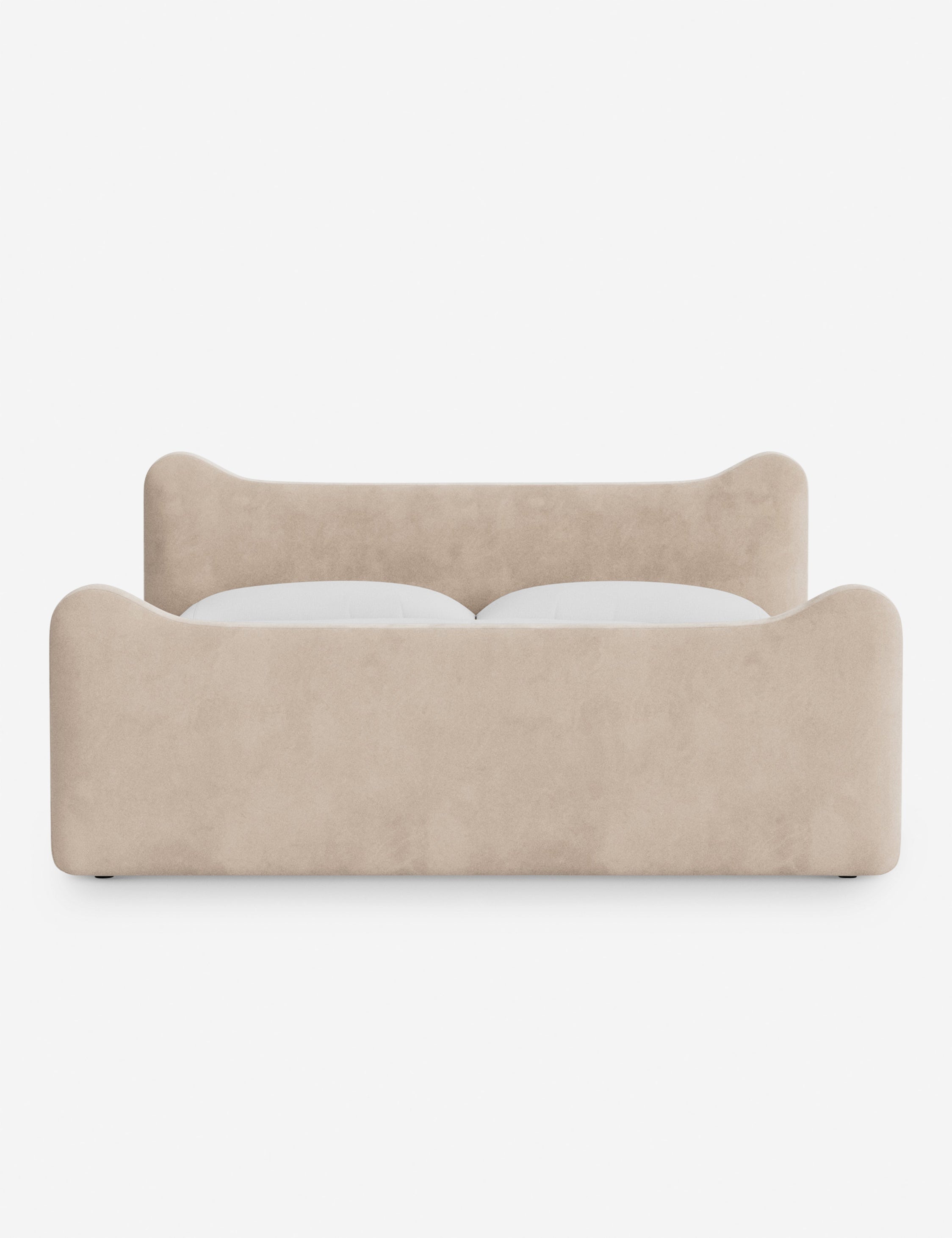 Lit plateforme - Dans le lit Briar, des lignes douces forment une silhouette raffinée à double couronne pour créer une profondeur sculpturale avec une touche de fantaisie