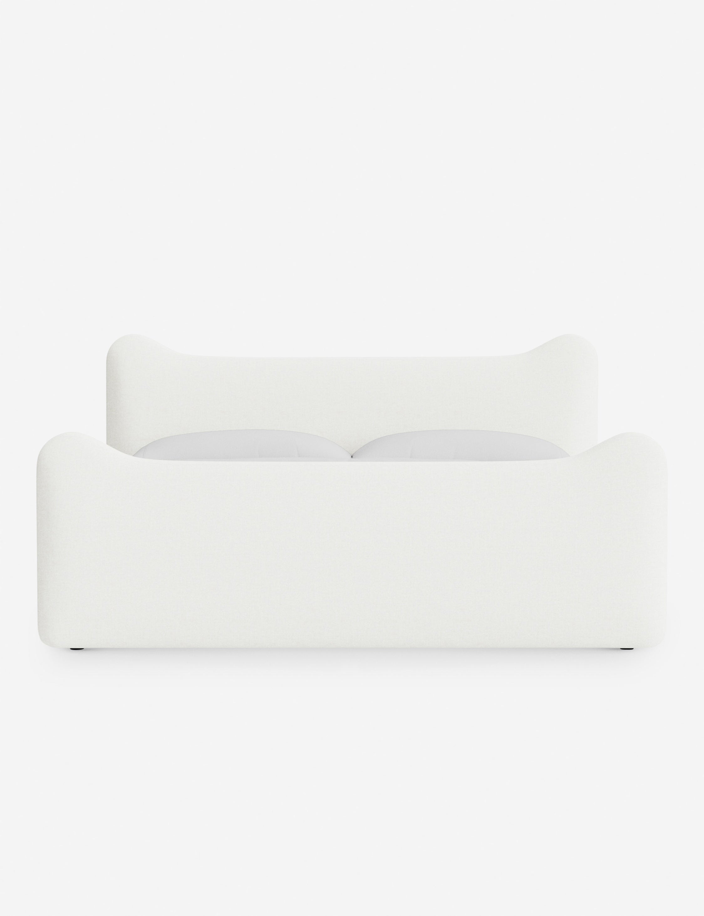 Lit plateforme - Dans le lit Briar, des lignes douces forment une silhouette raffinée à double couronne pour créer une profondeur sculpturale avec une touche de fantaisie