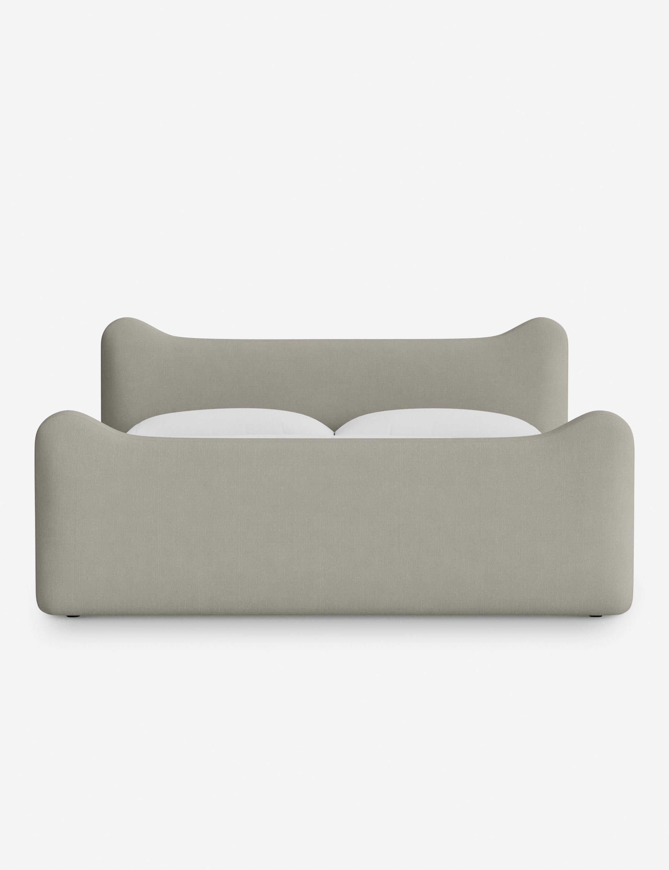 Lit plateforme - Dans le lit Briar, des lignes douces forment une silhouette raffinée à double couronne pour créer une profondeur sculpturale avec une touche de fantaisie
