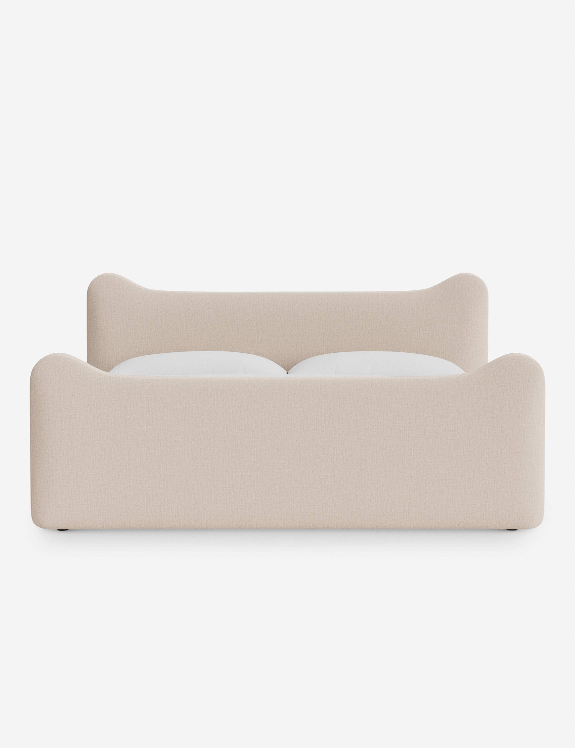 Lit plateforme - Dans le lit Briar, des lignes douces forment une silhouette raffinée à double couronne pour créer une profondeur sculpturale avec une touche de fantaisie