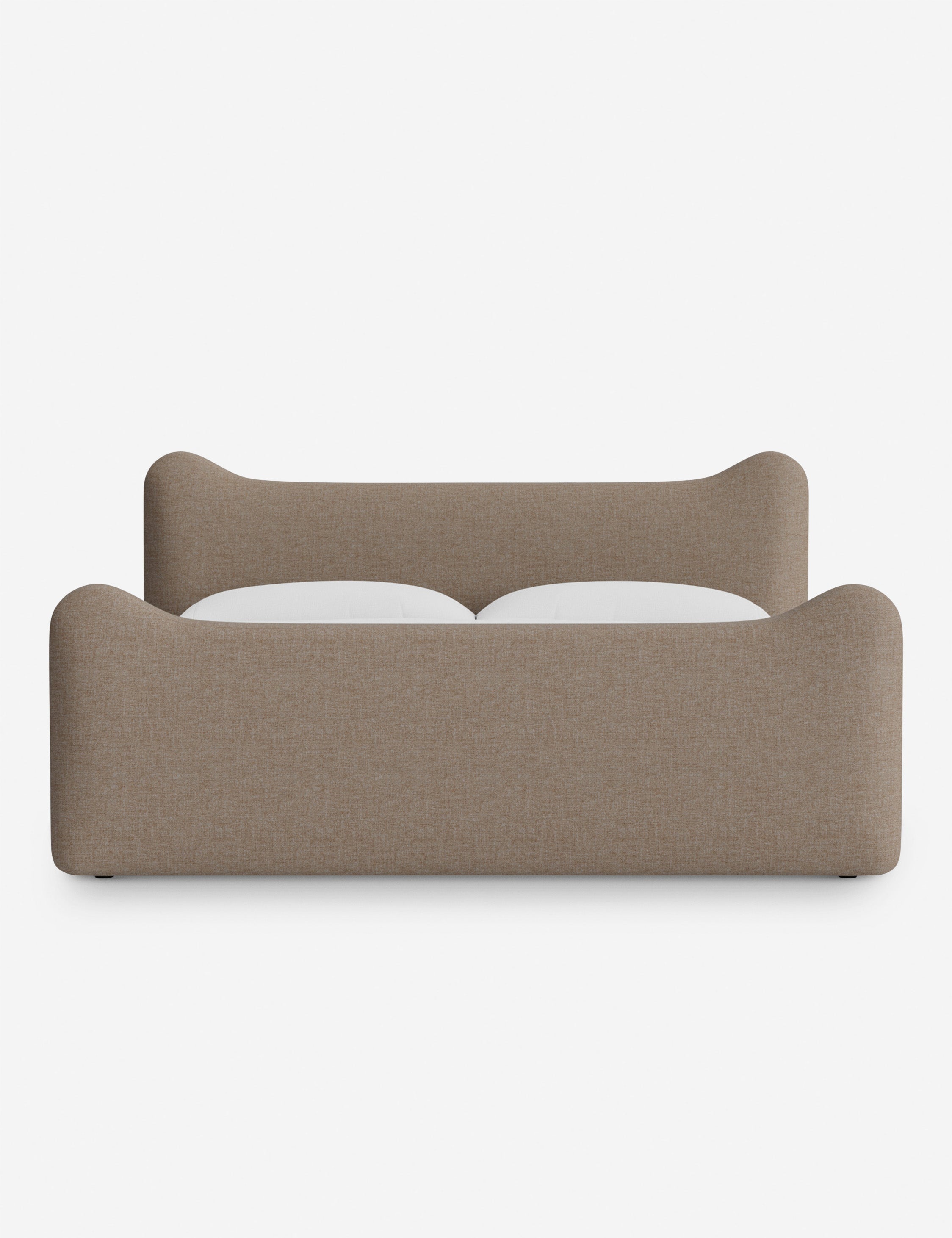Lit plateforme - Dans le lit Briar, des lignes douces forment une silhouette raffinée à double couronne pour créer une profondeur sculpturale avec une touche de fantaisie